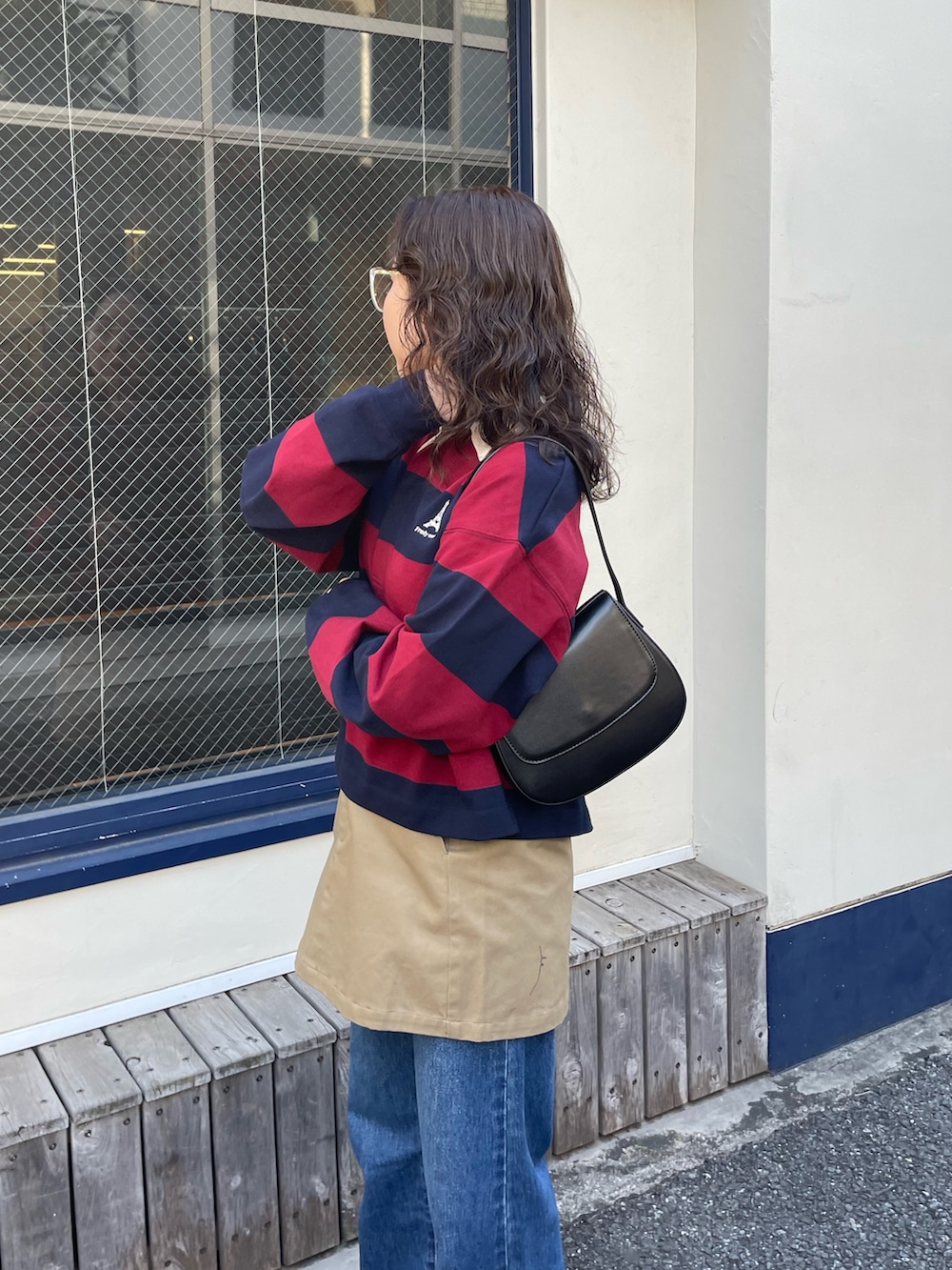 「ラガーシャツ、レイヤードスタイル、レイヤードコーデ、デニムパンツ、フレアデニム、フレアパンツ、レイヤード、デニムコーデ、春、春コーデ、ボーダー、ボーダートップス、ラガー、ラガーポロシャツ、デニム」｜「fredy emueのカットオフセミフレアデニムパンツ（デニムパンツ、ブルー系）」を使った、ひかりさん（レディース・156cm）の春コーディネートの7枚目の写真
