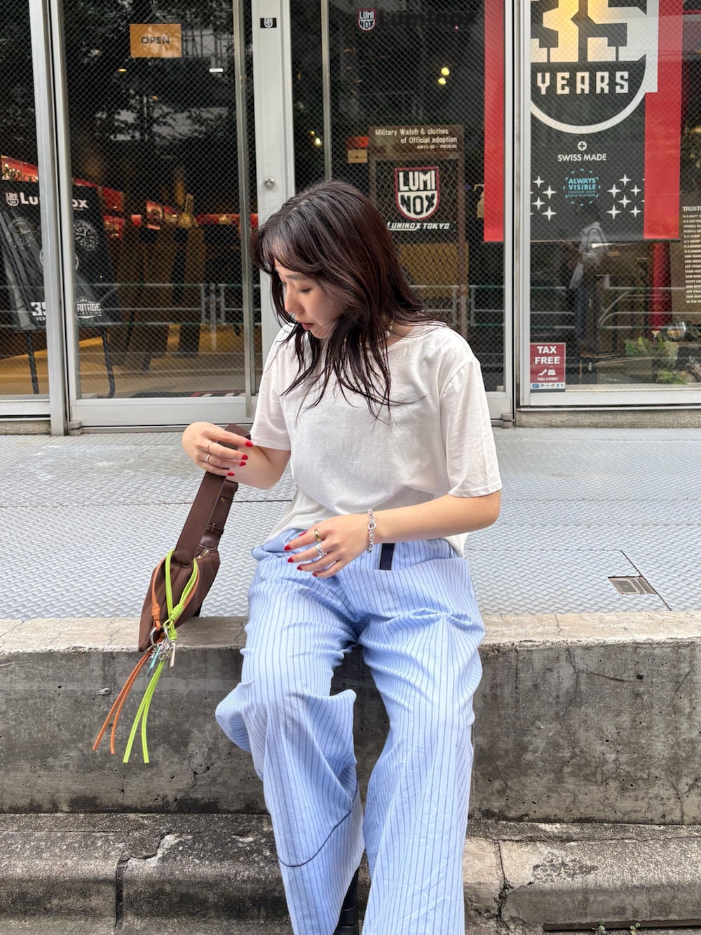 「パジャマパンツ、パジャマスタイル、パジャマコーデ、パジャマ、シアートップス、シアー、シアーT、シアーTシャツ、夏コーデ、夏服、夏ファッション、レザーサンダル、ストライプパンツ」｜「fredy emueのハイツイストコットンTシャツ（Tシャツ/カットソー、ホワイト系）」を使った、ひかりさん（レディース・156cm）の夏コーディネートの3枚目の写真