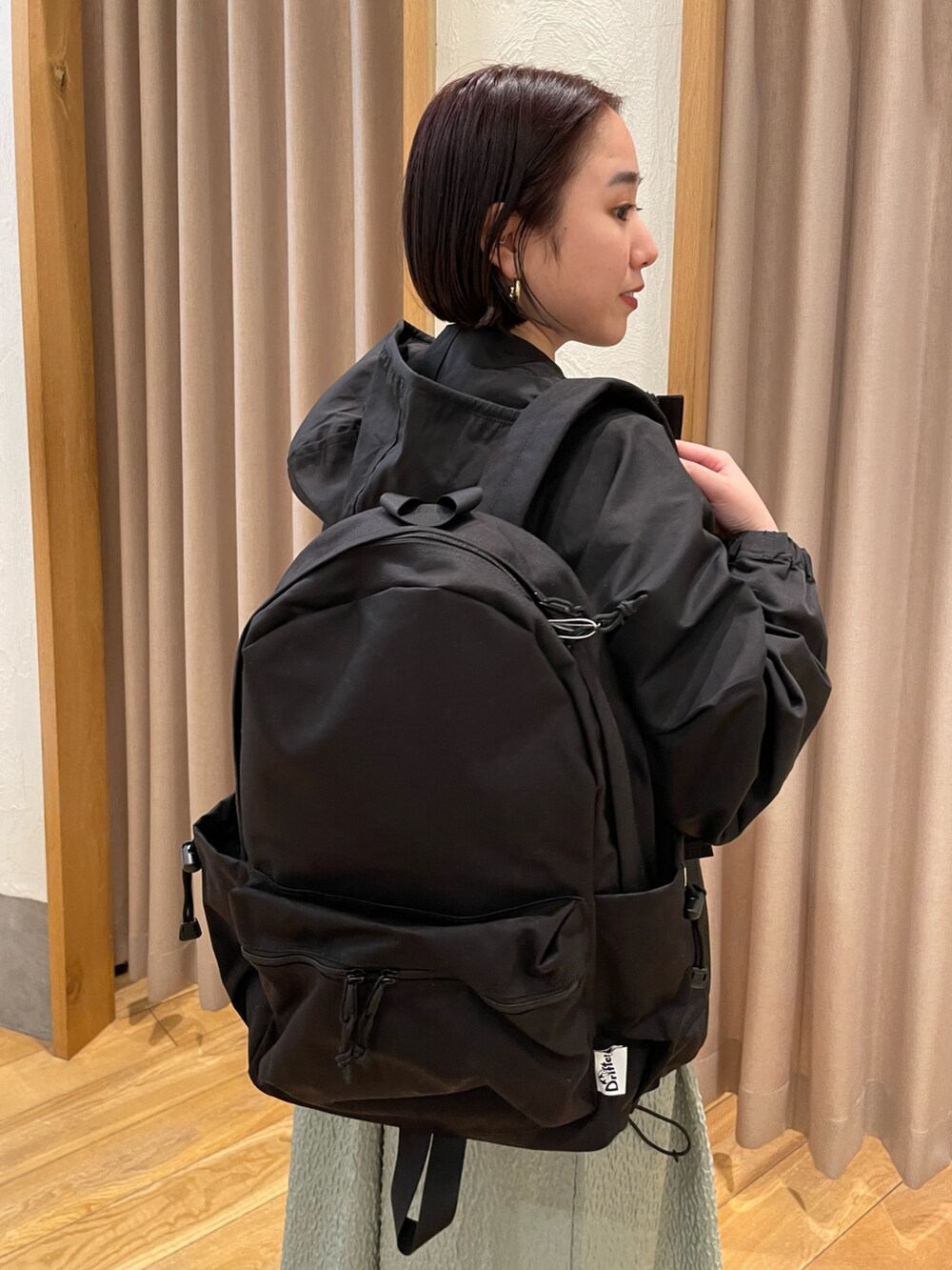 「キャミワンピ、キャミソールワンピ、ナイロンジャケット、ナイロンパーカー、ナイロンブルゾン、春服デビュー宣言、drifter」｜「fredy emueのジョーゼットTシャツブラウス（シャツ/ブラウス、ホワイト系）」を使った、ひかりさん（レディース・156cm）の春コーディネートの5枚目の写真
