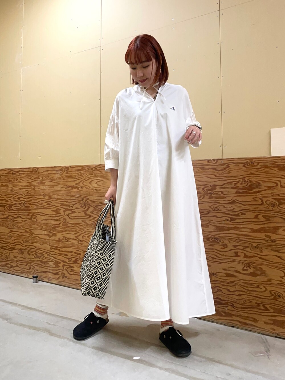 「GEVACO、メルカドバッグ、ビルケンシュトック、白ワンピース、ゆったりワンピース、ホワイトコーデ、春夏コーデ、ピクニックコーデ」｜「Moon Birdの【Moon Bird/ムーンバード】手編みのメルカドバッグ・オールシーズンＬ（トートバッグ、グリーン系）」を使った、ひかりさん（レディース・156cm）の春コーディネートの2枚目の写真