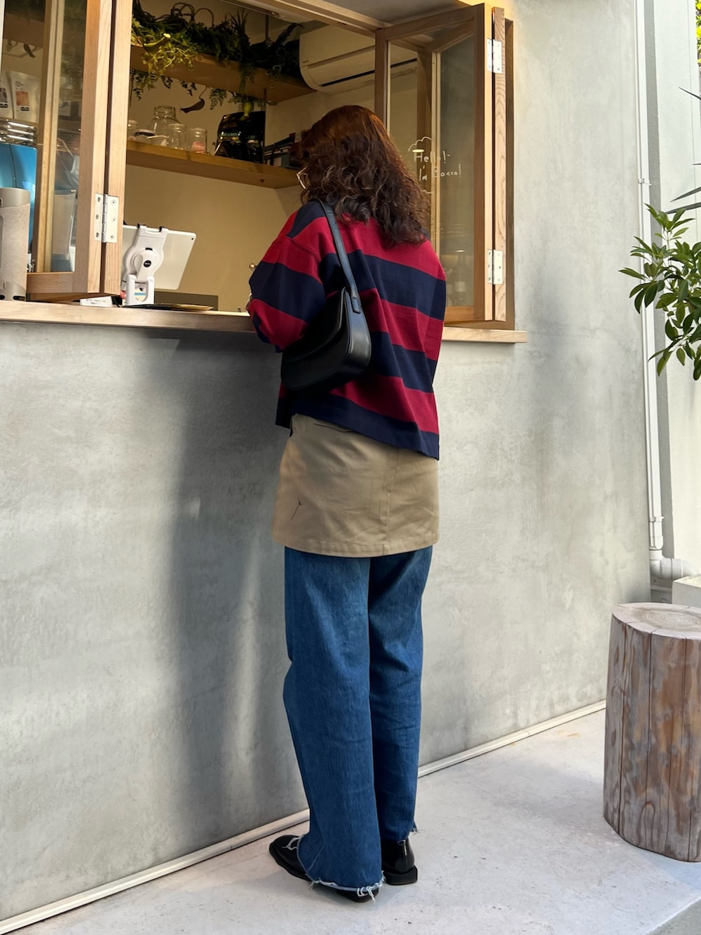 「ラガーシャツ、レイヤードスタイル、レイヤードコーデ、デニムパンツ、フレアデニム、フレアパンツ、レイヤード、デニムコーデ、春、春コーデ、ボーダー、ボーダートップス、ラガー、ラガーポロシャツ、デニム」｜「fredy emueのカットオフセミフレアデニムパンツ（デニムパンツ、ブルー系）」を使った、ひかりさん（レディース・156cm）の春コーディネートの3枚目の写真