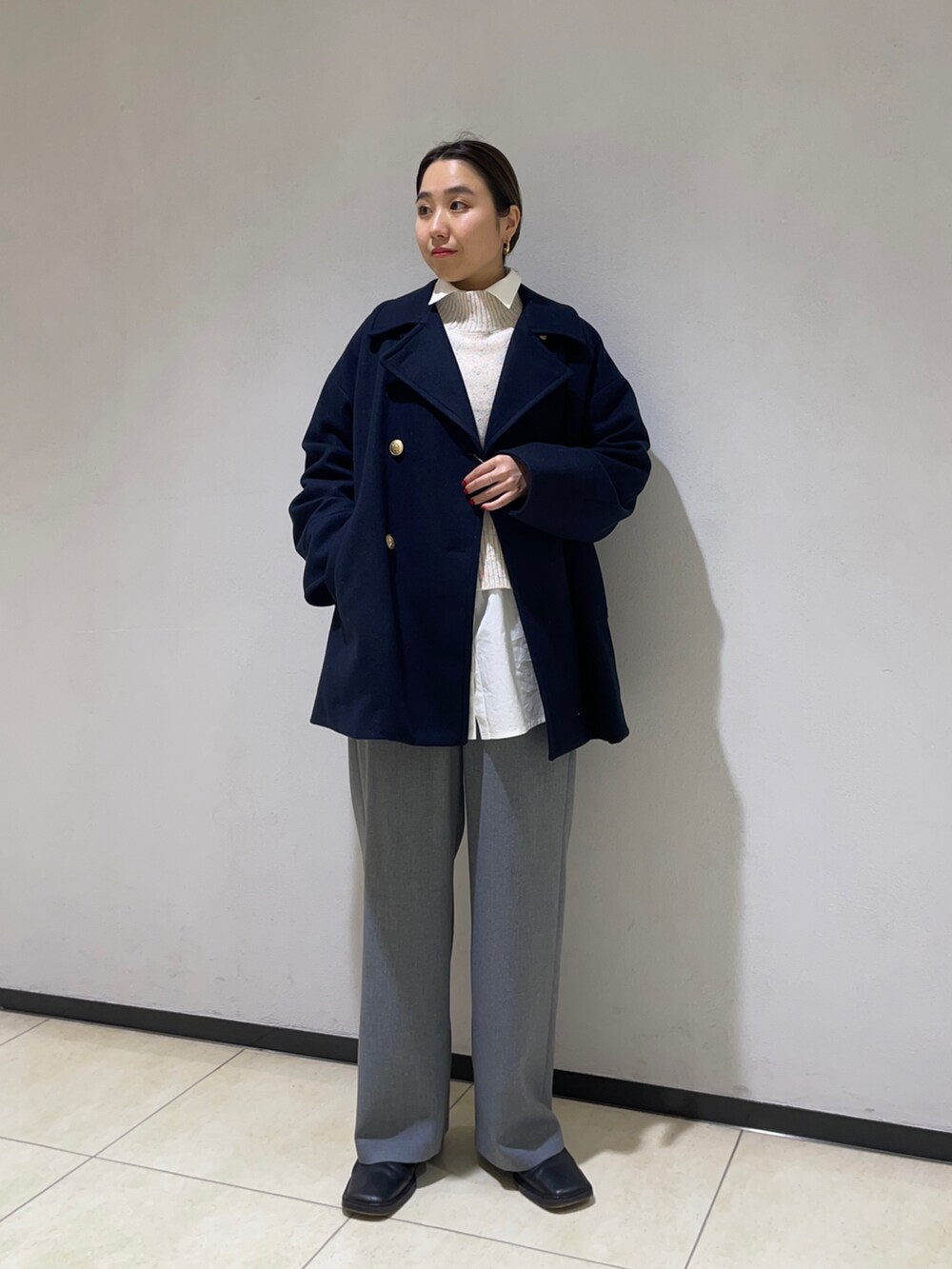 「ピーコート、ピーコート×シャツ、リラックスパンツ、レイヤードスタイル、冬服、ビッグシルエット、冬ファッション、冬アウター」｜「fredy emueのウールライクスラブクロスセミワイドパンツ（その他パンツ、グレー系）」を使った、ひかりさん（レディース・156cm）の冬コーディネートの2枚目の写真