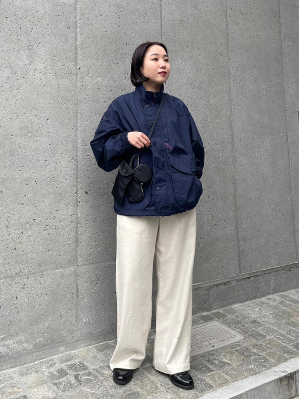 「LL.Bean、ブルゾンコーデ、リネンパンツ、ミニバッグ、ミニショルダー、春アウター、ビッグシルエット、ユニセックス、ローファー、カジュアル、お花見コーデ、お出かけコーデ」｜「fredy emueの【セットアップ可能】リネン混セミワイドパンツ（その他パンツ、ベージュ系）」を使った、ひかりさん（レディース・156cm）の春コーディネートの2枚目の写真