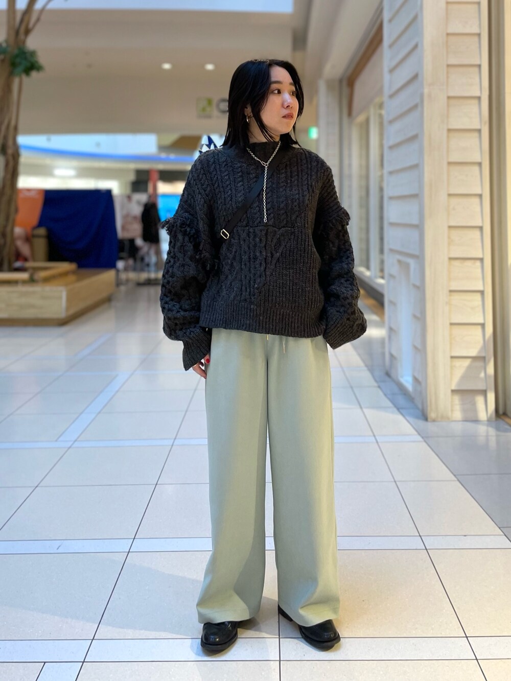 「フリンジニット、切り替えニット、ボリュームニット、ざっくりニット、ワイドパンツ、ミントカラー、ミントグリーン、シンプルコーデ、リラックススタイル、大人コーデ、休日スタイル、カジュアルコーデ、ゆるコーデ、シンプルスタイル、オーバーサイズ」｜「fredy emueの柄編みフリンジハイネックニット（ニット/セーター、グレー系）」を使った、ひかりさん（レディース・156cm）の冬コーディネートの3枚目の写真