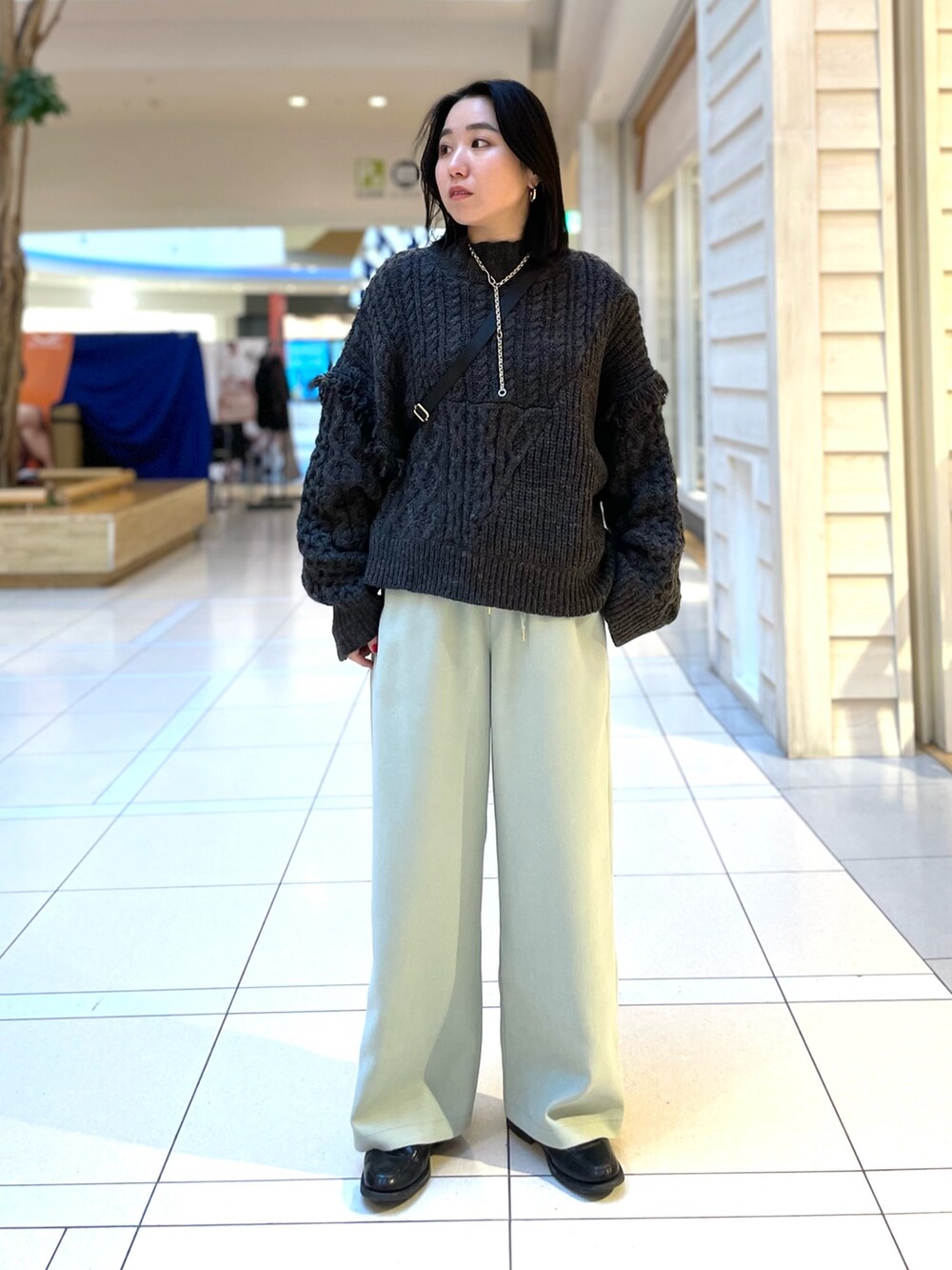 「フリンジニット、切り替えニット、ボリュームニット、ざっくりニット、ワイドパンツ、ミントカラー、ミントグリーン、シンプルコーデ、リラックススタイル、大人コーデ、休日スタイル、カジュアルコーデ、ゆるコーデ、シンプルスタイル、オーバーサイズ」｜「fredy emueの柄編みフリンジハイネックニット（ニット/セーター、グレー系）」を使った、ひかりさん（レディース・156cm）の冬コーディネートの2枚目の写真