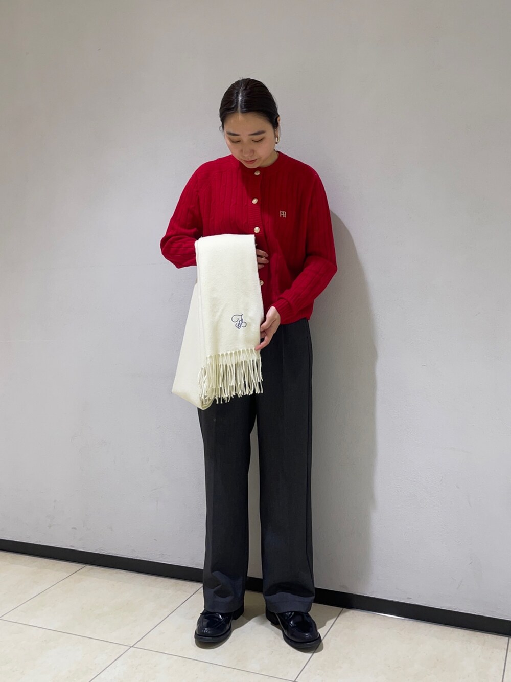 「ファッションを楽しもう、きれいめカジュアル、ニット、クリスマスに着たい服、お出かけコーデ、クリスマス、クリスマスコーデ、クリスマスカラー、ケーブルニット、革靴、マフラーコーデ」｜「fredy emueのケーブル柄刺繍入りカーディガン（カーディガン/ボレロ、レッド系）」を使った、ひかりさん（レディース・156cm）の秋コーディネートの3枚目の写真