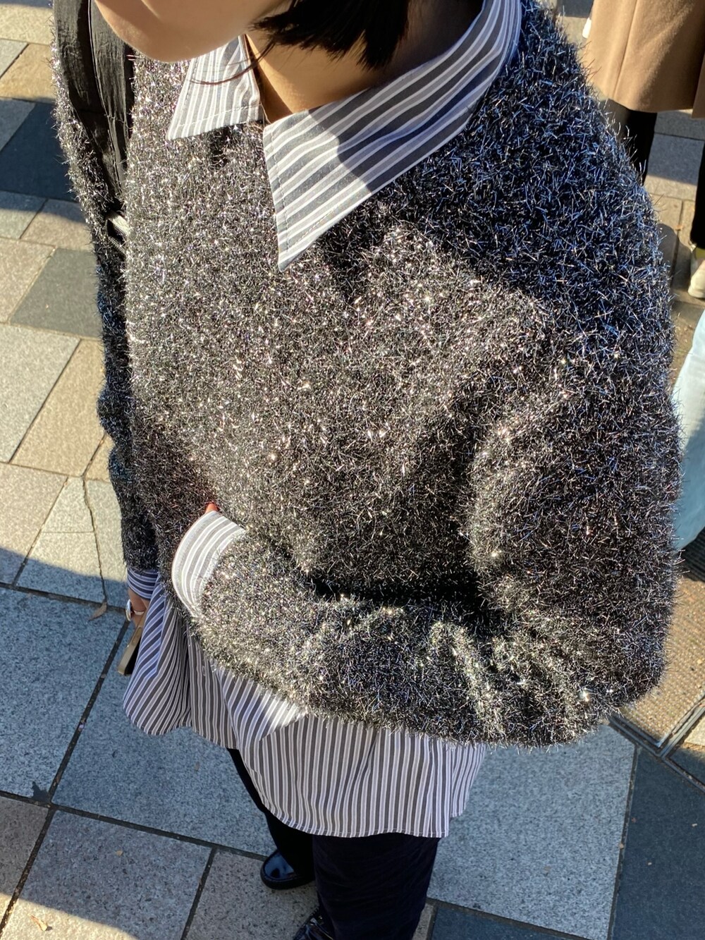 「ニット帽、パンツスタイル、モノトーン、ローファー、ストリート、レイヤードスタイル、キラキラニット、ドロストバッグ、コーデュロイパンツ、ポンポン帽子、ポンポン、ポンポン付きニット帽、24ssトレンド」｜「fredy emueのラメシャギープルオーバーニット（ニット/セーター、ブラック系）」を使った、ひかりさん（レディース・156cm）の冬コーディネートの5枚目の写真