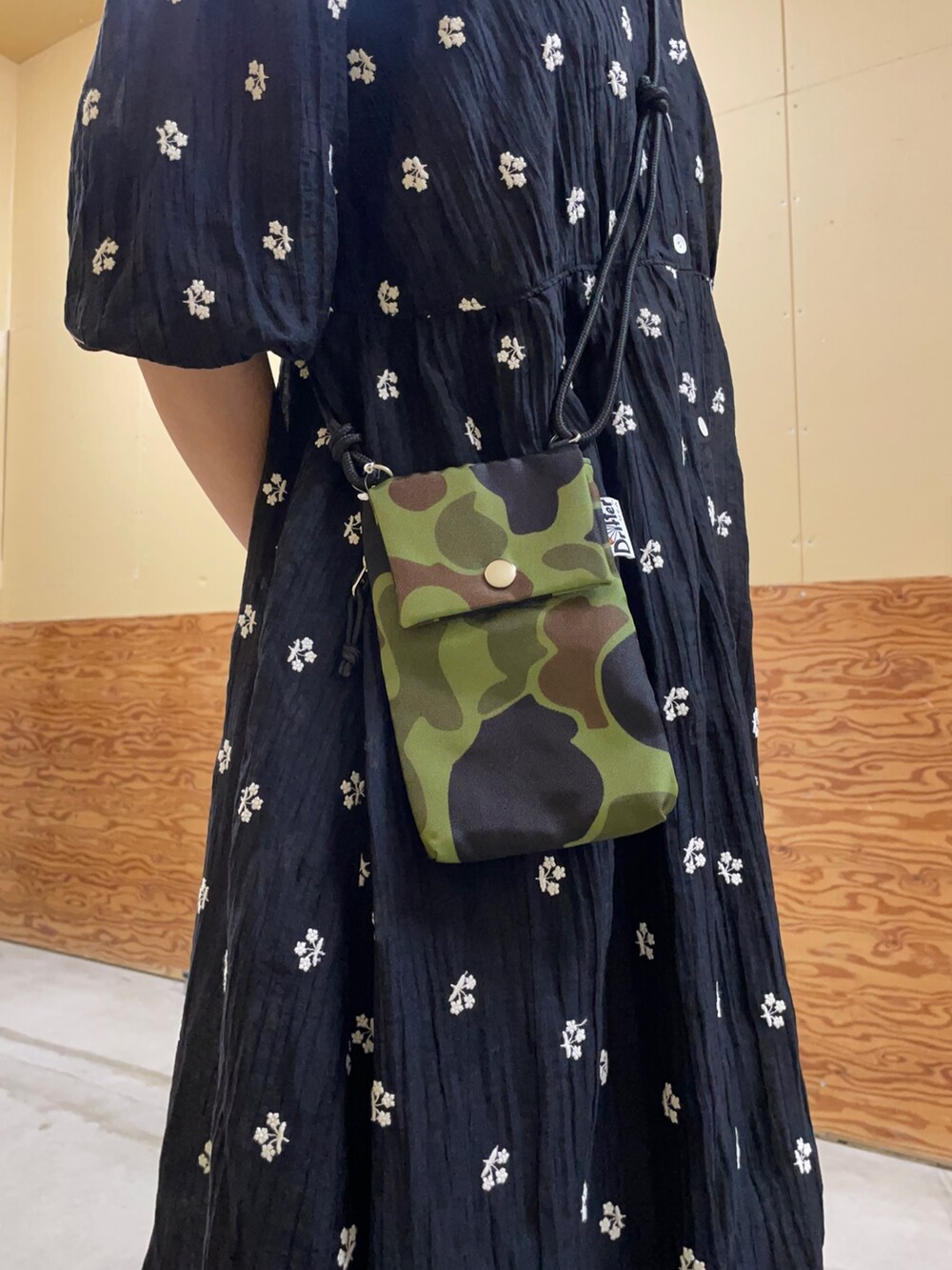 「刺繍ブラウス、刺繍ワンピース、デニムパンツ、デニムコーデ、着まわしコーデ、2wayワンピース、サンダルコーデ、タンクトップコーデ、リブタンクトップ、ワンピーススタイル」｜「fredy emueのニットライクテレコタンクトップ（Tシャツ/カットソー、ホワイト系）」を使った、ひかりさん（レディース・156cm）の夏コーディネートの4枚目の写真