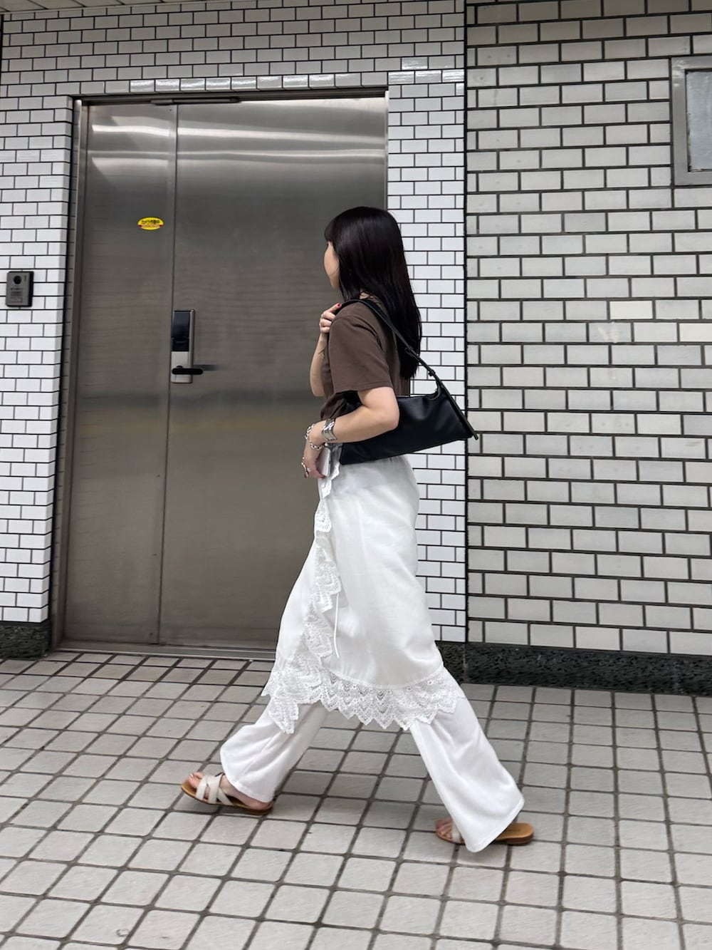「レイヤードスタイル、レイヤード、レイヤードコーデ、Tシャツコーデ、Tシャツ、ピグメント、ピグメントTシャツ、夏コーデ、夏服、フェススタイル、フェス、フェスコーデ」｜「fredy emueの2ＷAYレイヤードキャミワンピース（ワンピース、ホワイト系）」を使った、ひかりさん（レディース・156cm）の夏コーディネートの2枚目の写真