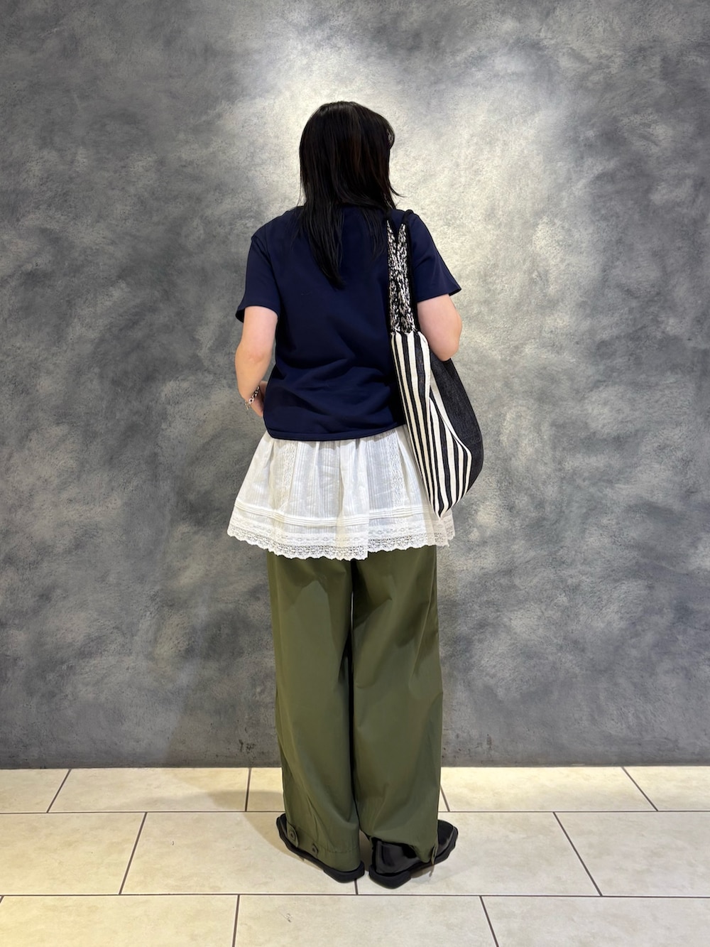 「Tシャツ、Tシャツコーデ、Tシャツスタイル、レイヤード、レイヤードスタイル、レイヤードstyle、レイヤードコーデ、カーゴパンツ、カーゴパンツコーデ、夏、夏コーデ、夏だ！Tシャツ着よう！、夏服、ネイビー、カーキパンツ」｜「fredy emueのLemonコンパクトグラフィックTシャツ（Tシャツ/カットソー、ブルー系）」を使った、ひかりさん（レディース・156cm）の夏コーディネートの4枚目の写真