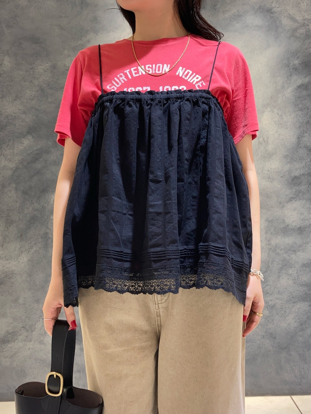 「デニム、古着MIX、古着、古着コーデ、ピグメントTシャツ、ピグメント、ブリーチデニム、ブリーチ加工、レイヤードスタイル、レイヤード、レイヤードstyle、レイヤードコーデ、メガネコーデ」｜「fredy emueのヴィンテージライクピグメントTシャツ（Tシャツ/カットソー、レッド系）」を使った、ひかりさん（レディース・156cm）の夏コーディネートの5枚目の写真
