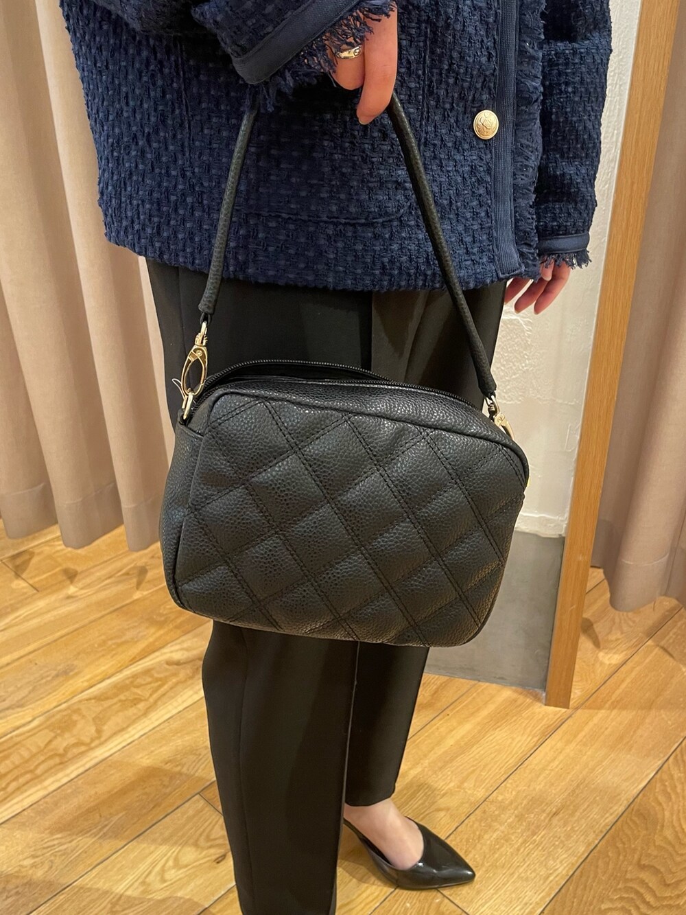 「春服デビュー宣言、セレモニーコーデ、セレモニースタイル、セレモニージャケット、ツイードジャケット、テーパードパンツ、ボウタイブラウス、キルティングバッグ、オケージョンスタイル、オケージョン、入学式、卒業式、入園式」|「fredy emueのスタンドボウタイブラウス(シャツ/ブラウス、ホワイト系)」を使った、ひかりさん(レディース・156cm)の春コーディネートの7枚目の写真