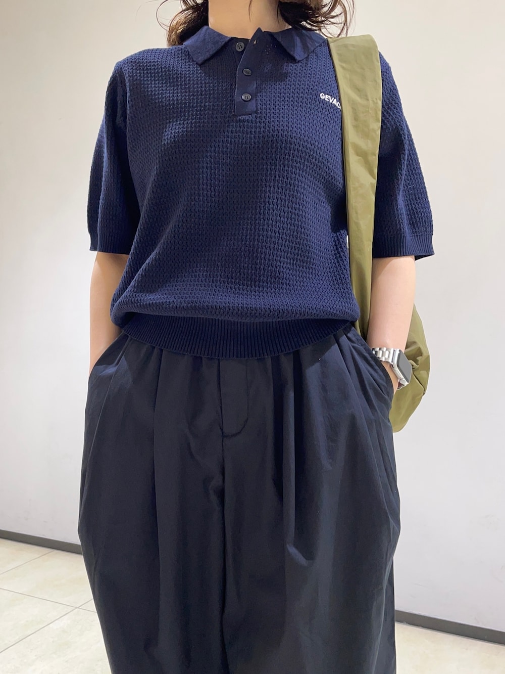 「ストリート、韓国ファッション、モノトーン、休日スタイル、ニットポロ、GEVACO、ボリュームパンツ、スポーツミックス、ノームコア」｜「fredy emueの【GEVACO】コットンすかし編みニットポロシャツ（ニット/セーター、ブルー系）」を使った、ひかりさん（レディース・156cm）の春コーディネートの7枚目の写真