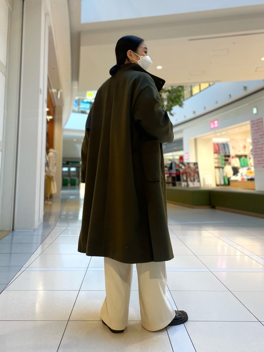 「シンプルコーデ、リラックススタイル、休日スタイル、スタンドカラーコート、セミワイドパンツ、ワイドパンツ、モコモコニット、ミドル丈コート、カーキアウター、ホワイトパンツ、きれいめカジュアル、ロングコート、ニット」｜「fredy emueのウール混ミドル丈スタンドコート（その他アウター、グリーン系）」を使った、ひかりさん（レディース・156cm）の冬コーディネートの3枚目の写真