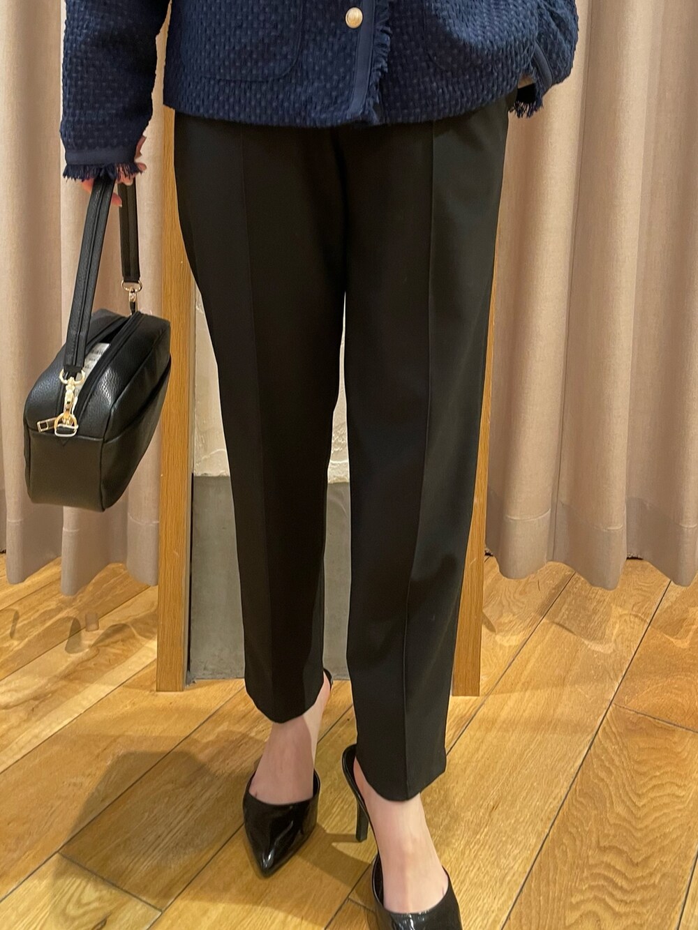 「春服デビュー宣言、セレモニーコーデ、セレモニースタイル、セレモニージャケット、ツイードジャケット、テーパードパンツ、ボウタイブラウス、キルティングバッグ、オケージョンスタイル、オケージョン、入学式、卒業式、入園式」|「fredy emueのスタンドボウタイブラウス(シャツ/ブラウス、ホワイト系)」を使った、ひかりさん(レディース・156cm)の春コーディネートの6枚目の写真