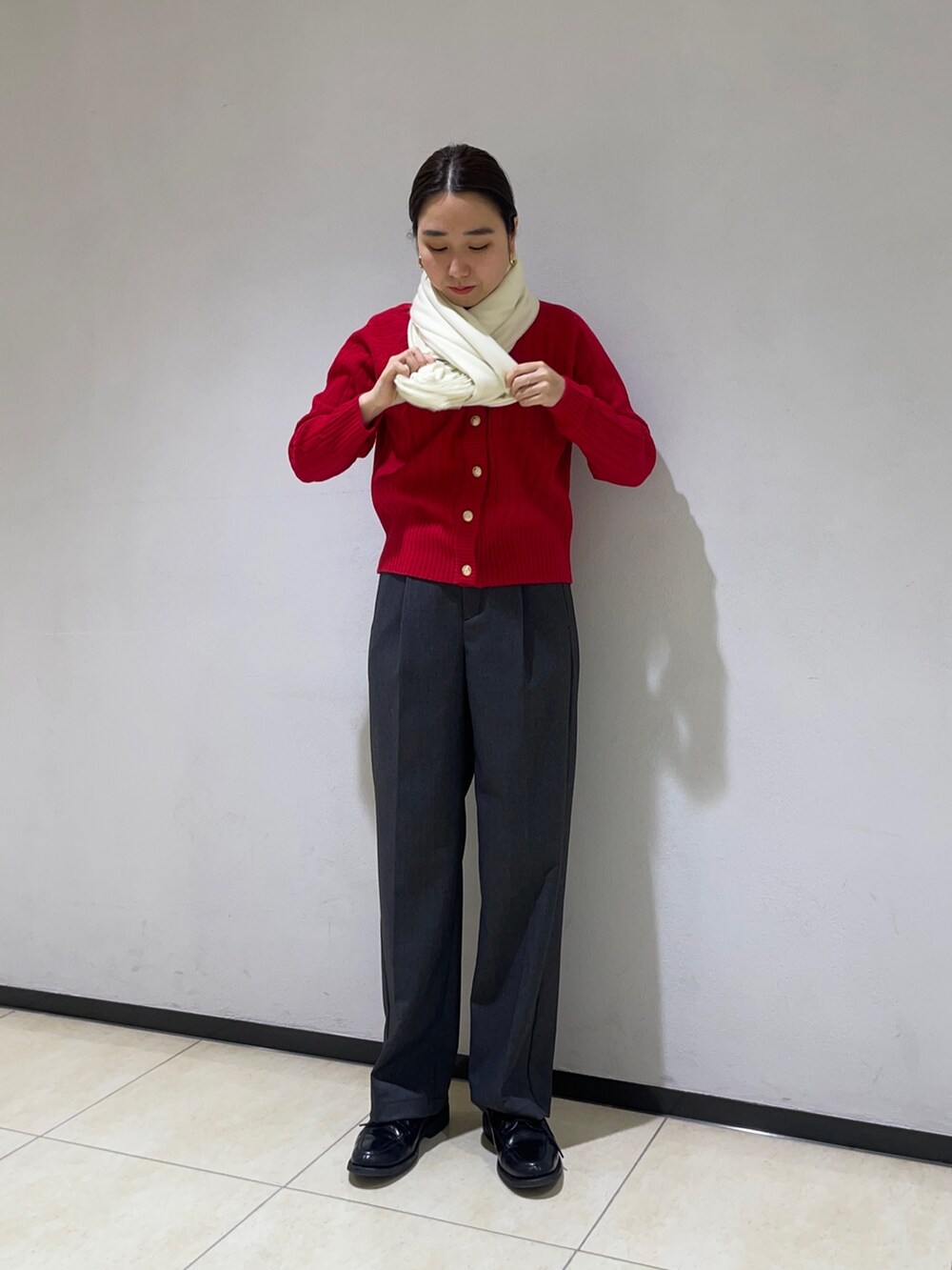 「ファッションを楽しもう、きれいめカジュアル、ニット、クリスマスに着たい服、お出かけコーデ、クリスマス、クリスマスコーデ、クリスマスカラー、ケーブルニット、革靴、マフラーコーデ」｜「fredy emueのケーブル柄刺繍入りカーディガン（カーディガン/ボレロ、レッド系）」を使った、ひかりさん（レディース・156cm）の秋コーディネートの4枚目の写真