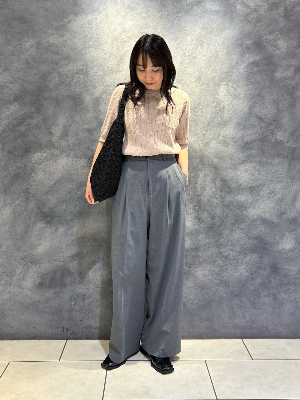 「ケーブルニット、ケーブル、ケーブル編みニット、夏ニット、サマーニット、サマーコーデ、スラックスパンツ、スラックスコーデ、夏コーデ、夏コーディネート」｜「fredy emueのFR刺繍ケーブル柄ポケ付きプルオーバー（ニット/セーター、ベージュ系）」を使った、ひかりさん（レディース・156cm）の夏コーディネートの3枚目の写真