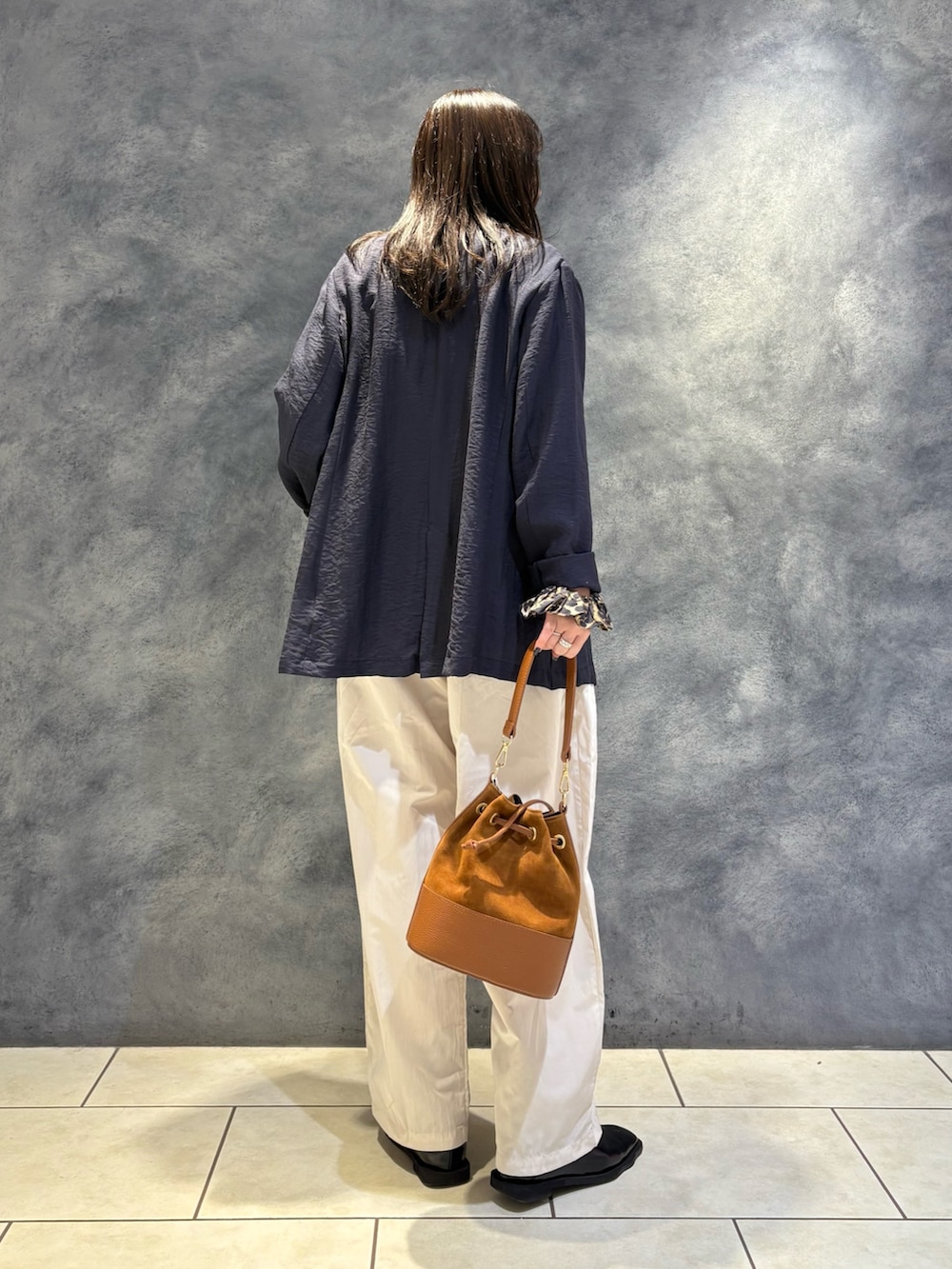 「ジャケット、ジャケットスタイル、ジャケットコーデ、ホワイトコーデ、ホワイトパンツ、ケーブルニット、半袖ニット、オフィスカジュアル、春コーデ、春アウター」｜「fredy emueのFR刺繍ケーブル柄ポケ付きプルオーバー（ニット/セーター、ホワイト系）」を使った、ひかりさん（レディース・156cm）の春コーディネートの7枚目の写真