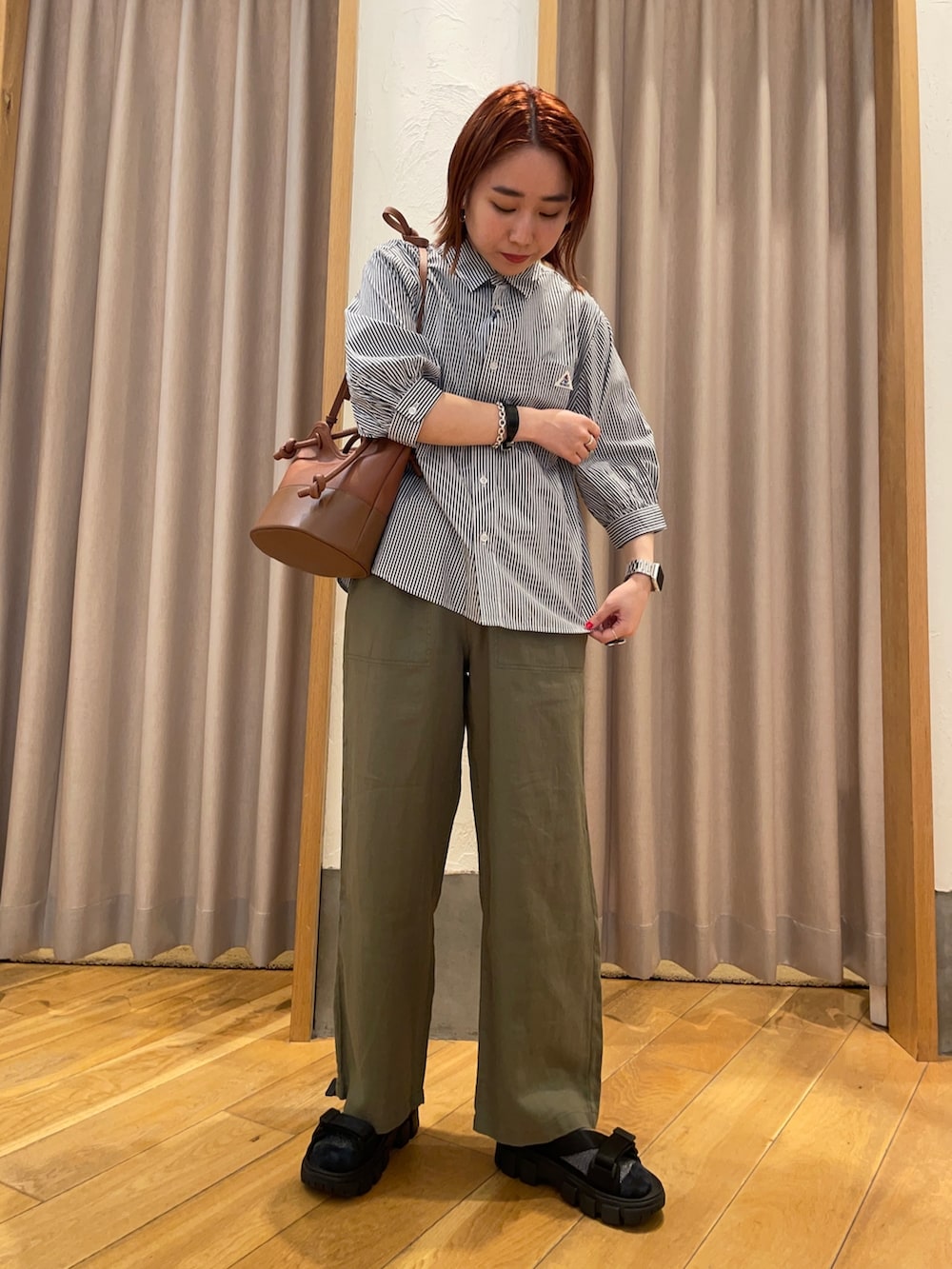 「GEVACO、カーキパンツ、SHAKA、サンダルコーデ、6分袖、ストライプシャツ」｜「GEVACOの【GEVACO/ゲバコ】タイプライター6分袖シャツ（シャツ/ブラウス、ブラック系）」を使った、ひかりさん（レディース・156cm）の春コーディネートの2枚目の写真