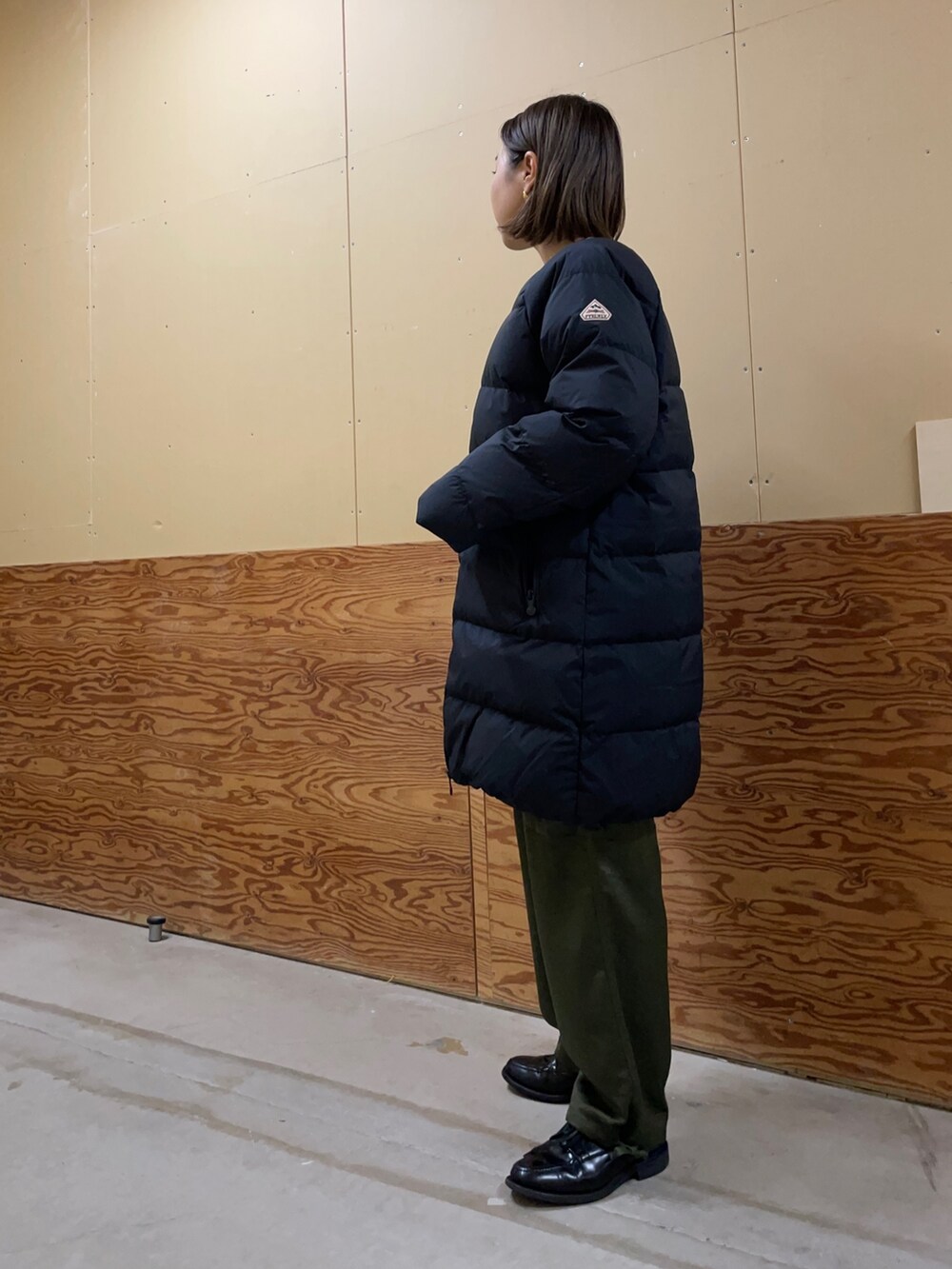 「ピレネックス、PYRENEX、ダウンジャケット、ダウンコート、ショール、サテンパンツ、メッシュニット、シンプルコーデ」｜「Pyrenexの【PYRENEX/ピレネックス】ARTNEY SOFT 3　ダウンコート（ダウンジャケット/コート、ブラック系）」を使った、ひかりさん（レディース・156cm）の秋コーディネートの5枚目の写真