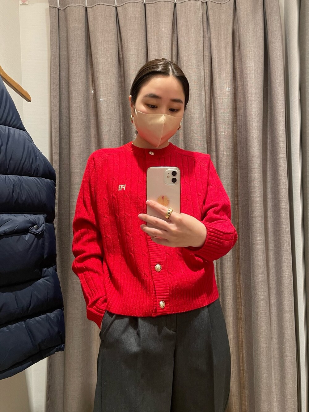 「ファッションを楽しもう、きれいめカジュアル、ニット、クリスマスに着たい服、お出かけコーデ、クリスマス、クリスマスコーデ、クリスマスカラー、ケーブルニット、革靴、マフラーコーデ」｜「fredy emueのケーブル柄刺繍入りカーディガン（カーディガン/ボレロ、レッド系）」を使った、ひかりさん（レディース・156cm）の秋コーディネートの5枚目の写真