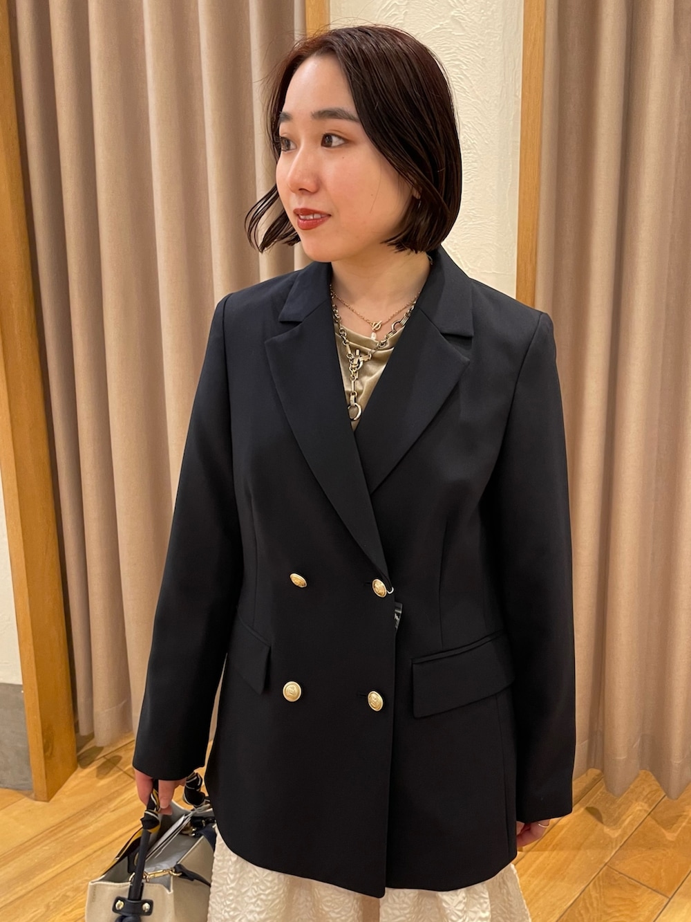「紺ブレ、紺ブレザー、ボリュームスカート、ギャザースカート、オケージョンスタイル、お食事会、革靴、ブレザーコーデ」｜「fredy emueの花柄ふくれJQギャザースカート（スカート、ホワイト系）」を使った、ひかりさん（レディース・156cm）の春コーディネートの6枚目の写真