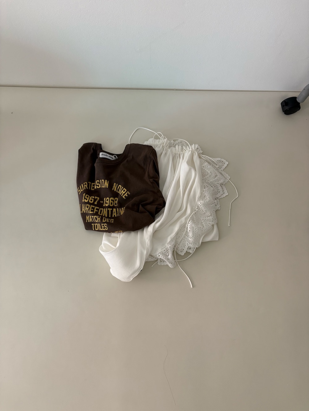 「レイヤードスタイル、レイヤード、レイヤードコーデ、Tシャツコーデ、Tシャツ、ピグメント、ピグメントTシャツ、夏コーデ、夏服、フェススタイル、フェス、フェスコーデ」｜「fredy emueの2ＷAYレイヤードキャミワンピース（ワンピース、ホワイト系）」を使った、ひかりさん（レディース・156cm）の夏コーディネートの6枚目の写真