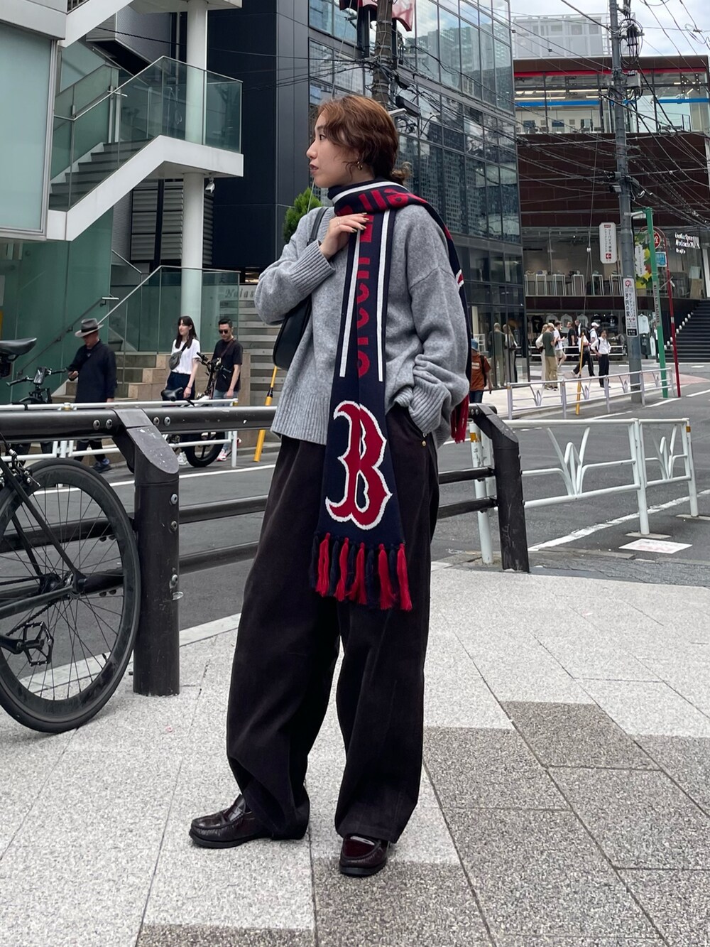 「サッカーマフラー、スポーツミックス、メンズファッション、メンズライク、コーデュロイパンツ、ローファーコーデ、秋コーデ」｜「fredy emueのコーデュロイ イージーカーブパンツ（その他パンツ、グレー系）」を使った、ひかりさん（レディース・156cm）の秋コーディネートの3枚目の写真