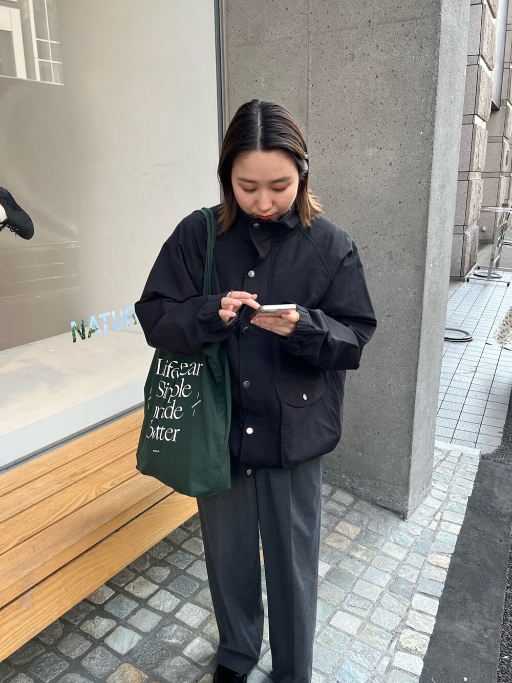 「重ね着ベストシーズン、ユニセックスコーデ、メンズライクコーデ、ブラックコーデ、ワントーンコーデ、モノトーンコーデ、トートバッグ、ユニクロコーデ、スラックスコーデ、タックパンツ、革靴コーデ、秋のコーデ、秋冬コーデ、ゆるコーデ、テックウェア」｜「GLOSTERの【限定展開】Wading jacket ショートジャケット（ブルゾン、ブラック系）」を使った、ひかりさん（レディース・156cm）の秋コーディネートの4枚目の写真