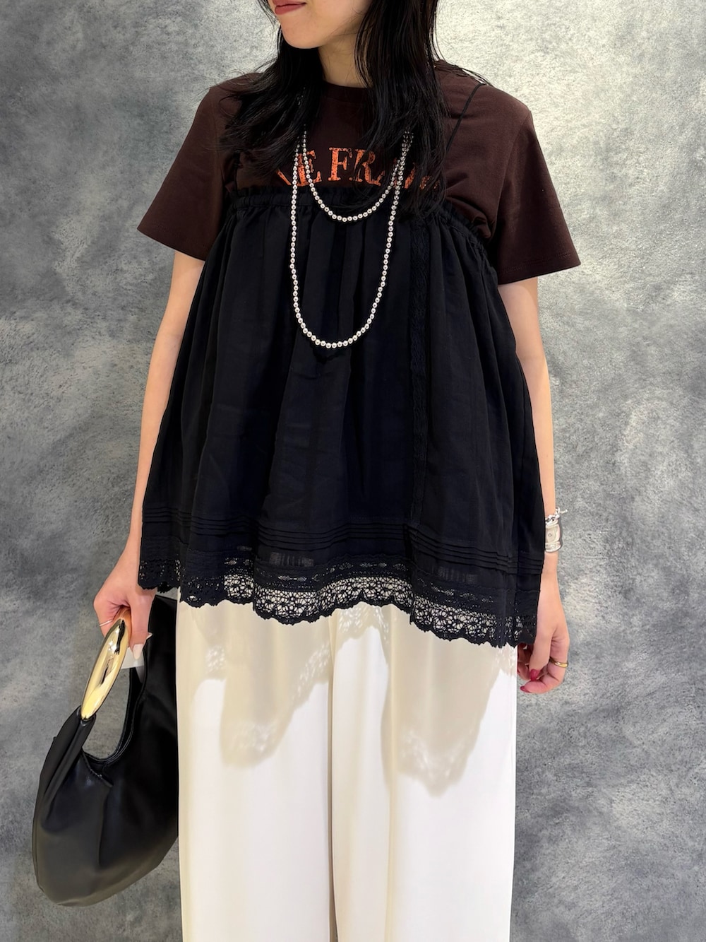 「レイヤードスタイル、スポーツミックス、カーゴパンツ、Tシャツ、Tシャツコーデ、Ｔシャツ、Tシャツ/カットソー、Tシャツスタイル、とろみパンツ、とろみ、大人、大人カジュアル、大人コーデ、大人かわいい、大人ガーリー」｜「fredy emueのとろみツイルストレートイージーパンツ（その他パンツ、ホワイト系）」を使った、ひかりさん（レディース・156cm）の夏コーディネートの4枚目の写真