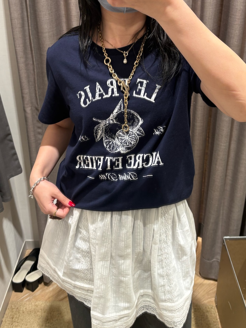 「Tシャツ、Tシャツコーデ、Tシャツスタイル、レイヤード、レイヤードスタイル、レイヤードstyle、レイヤードコーデ、カーゴパンツ、カーゴパンツコーデ、夏、夏コーデ、夏だ！Tシャツ着よう！、夏服、ネイビー、カーキパンツ」｜「fredy emueのLemonコンパクトグラフィックTシャツ（Tシャツ/カットソー、ブルー系）」を使った、ひかりさん（レディース・156cm）の夏コーディネートの9枚目の写真