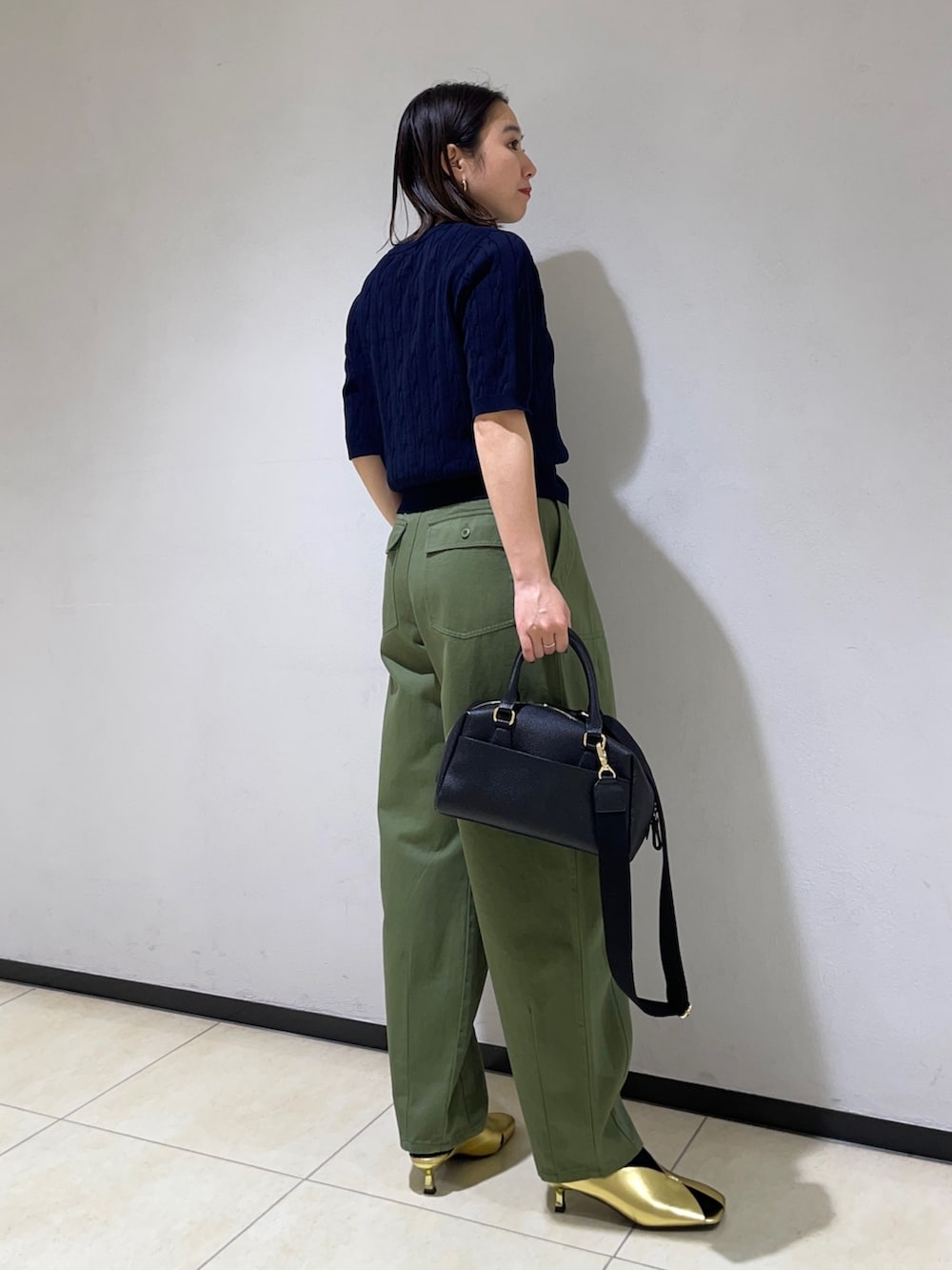 「カーディガン、ベイカーパンツ、カーゴパンツ、カーキパンツ、ケーブルニット、ケーブル編み、ケーブルニットカーディガン」｜「fredy emueのカーブベイカーパンツ（その他パンツ、グリーン系）」を使った、ひかりさん（レディース・156cm）の春コーディネートの5枚目の写真
