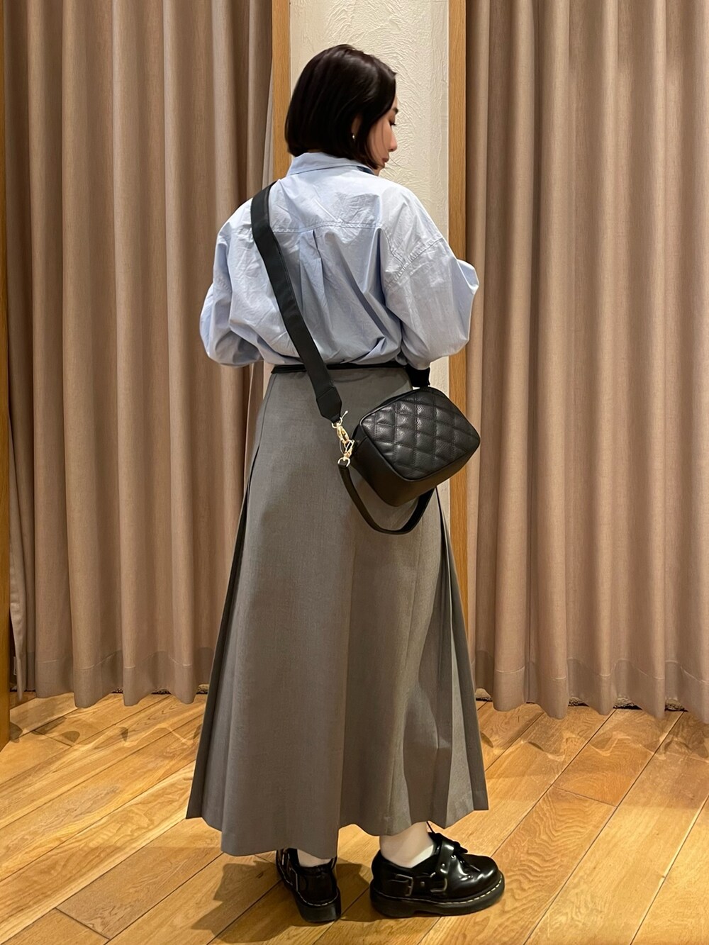 「ショルダーバッグ、プリーツスカート、プレッピー、プレッピースタイル、ブルーシャツ、グレースカート、ドクターマーチン、キルティングバッグ、韓国コーデ、シャツスタイル、春色、韓国ファッション、プリーツスカート グレー、ミニバッグ」｜「fredy emueのサイドプリーツロングスカート（スカート、グレー系）」を使った、ひかりさん（レディース・156cm）の冬コーディネートの6枚目の写真