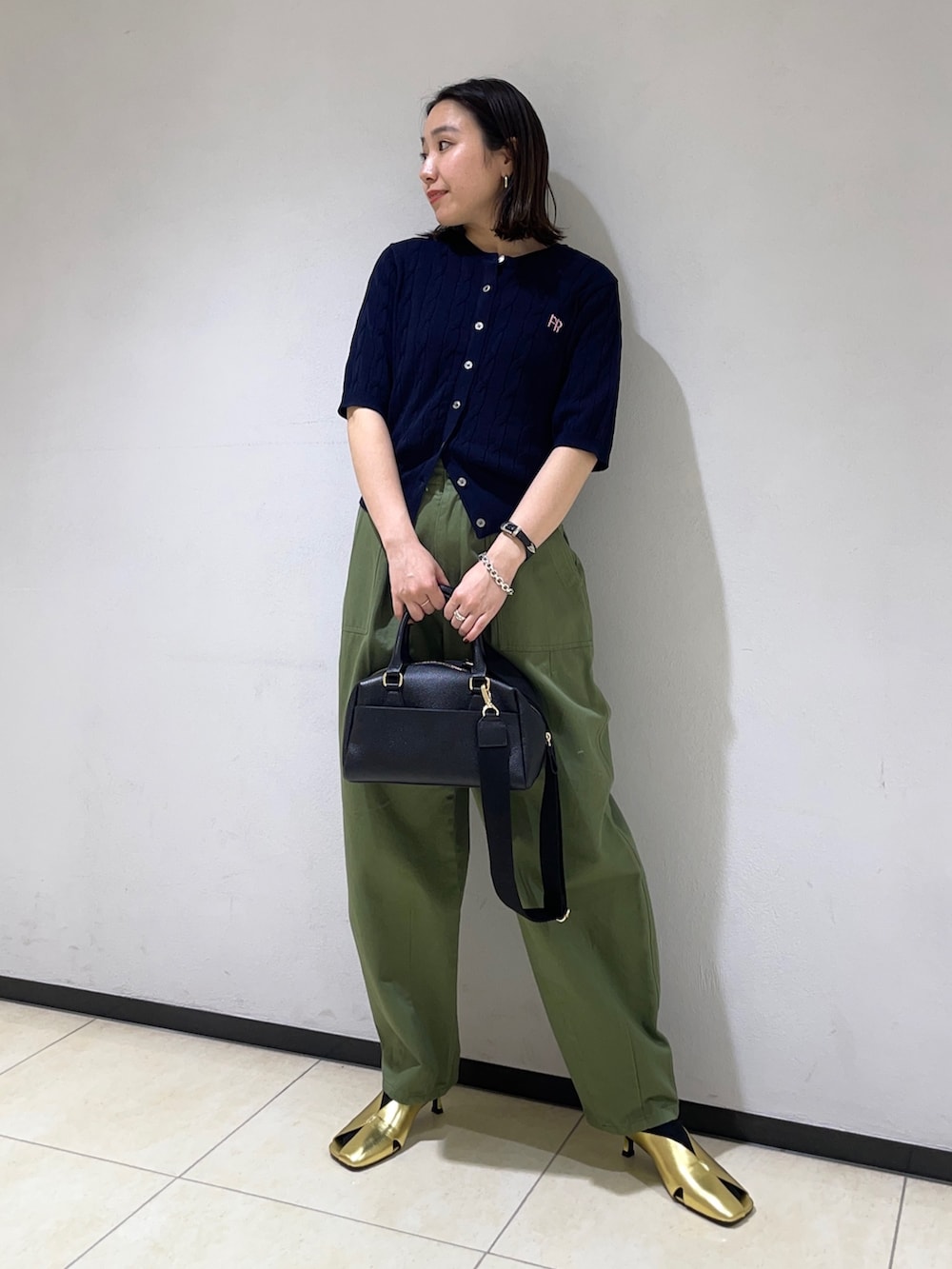 「カーディガン、ベイカーパンツ、カーゴパンツ、カーキパンツ、ケーブルニット、ケーブル編み、ケーブルニットカーディガン」｜「fredy emueのカーブベイカーパンツ（その他パンツ、グリーン系）」を使った、ひかりさん（レディース・156cm）の春コーディネートの4枚目の写真