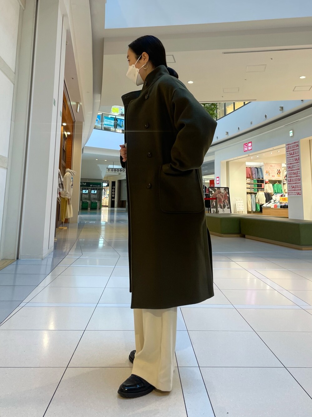 「シンプルコーデ、リラックススタイル、休日スタイル、スタンドカラーコート、セミワイドパンツ、ワイドパンツ、モコモコニット、ミドル丈コート、カーキアウター、ホワイトパンツ、きれいめカジュアル、ロングコート、ニット」｜「fredy emueのウール混ミドル丈スタンドコート（その他アウター、グリーン系）」を使った、ひかりさん（レディース・156cm）の冬コーディネートの2枚目の写真