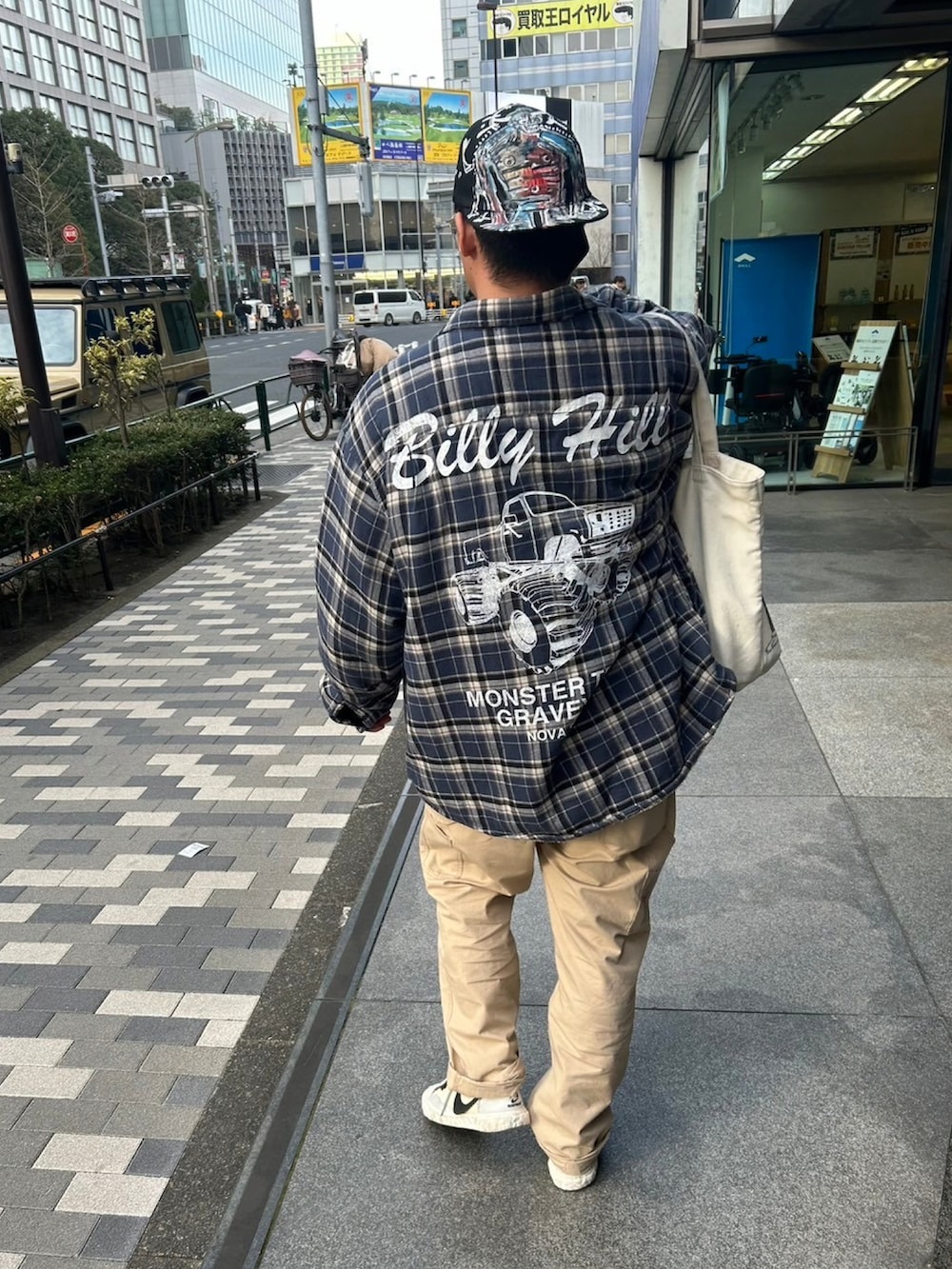 ブルー系のスウェット、ホワイト系のトートバッグ、ブルー系のその他アウターを着用したメンズの冬コーディネートの4枚目の写真