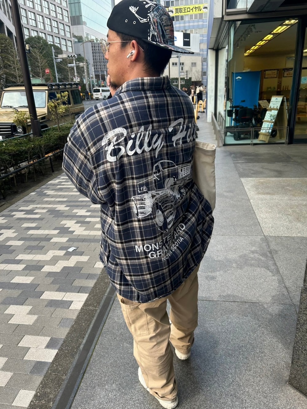 ブルー系のスウェット、ホワイト系のトートバッグ、ブルー系のその他アウターを着用したメンズの冬コーディネートの3枚目の写真