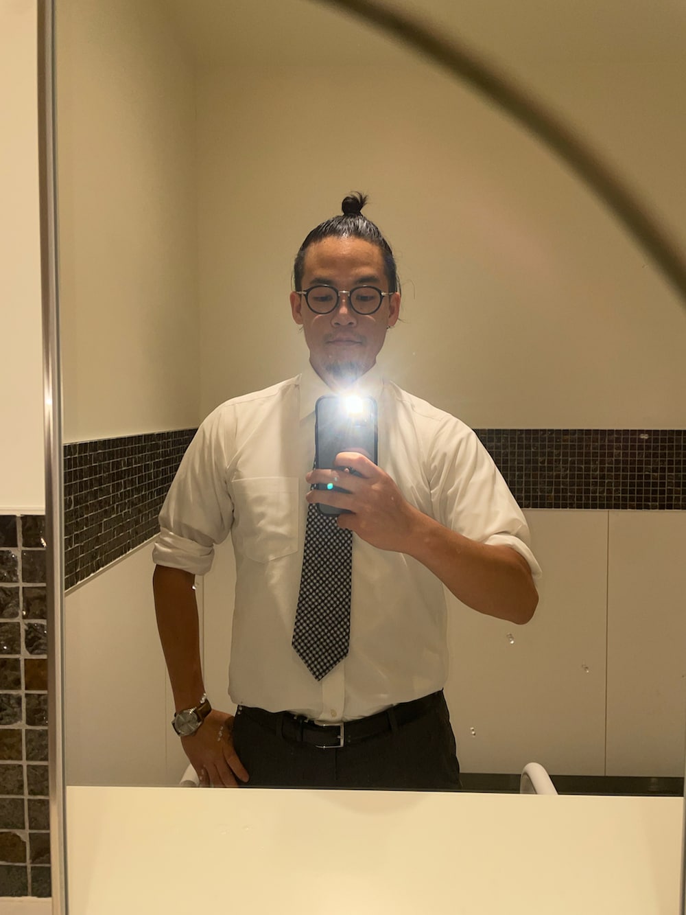 ブルー系のジャケット/アウター、ブルー系のその他パンツ、レッド系のローファーを着用したメンズの夏コーディネートの3枚目の写真