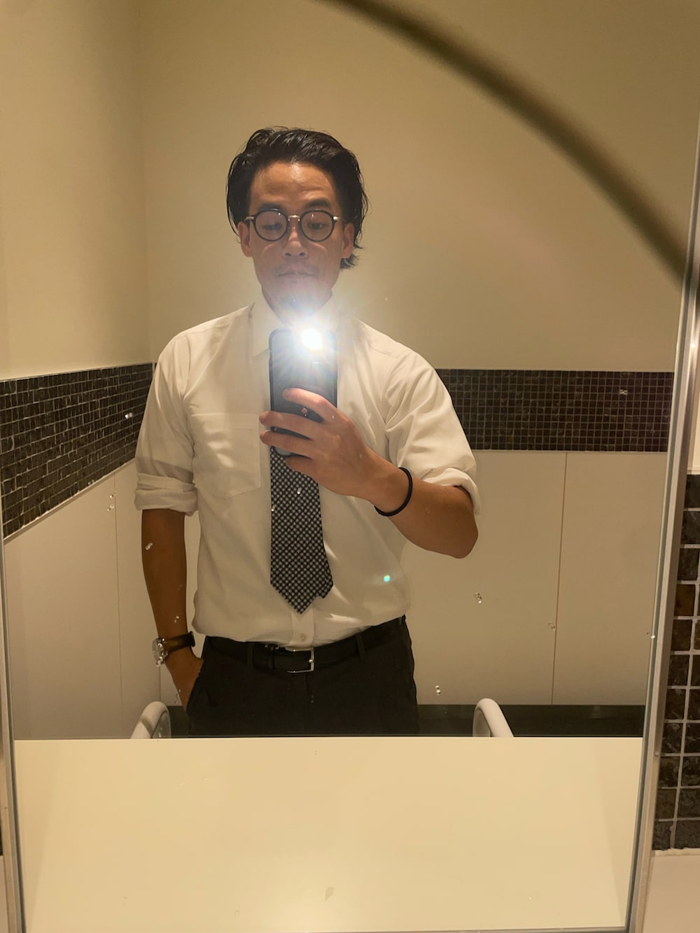 ブルー系のジャケット/アウター、ブルー系のその他パンツ、レッド系のローファーを着用したメンズの夏コーディネートの2枚目の写真