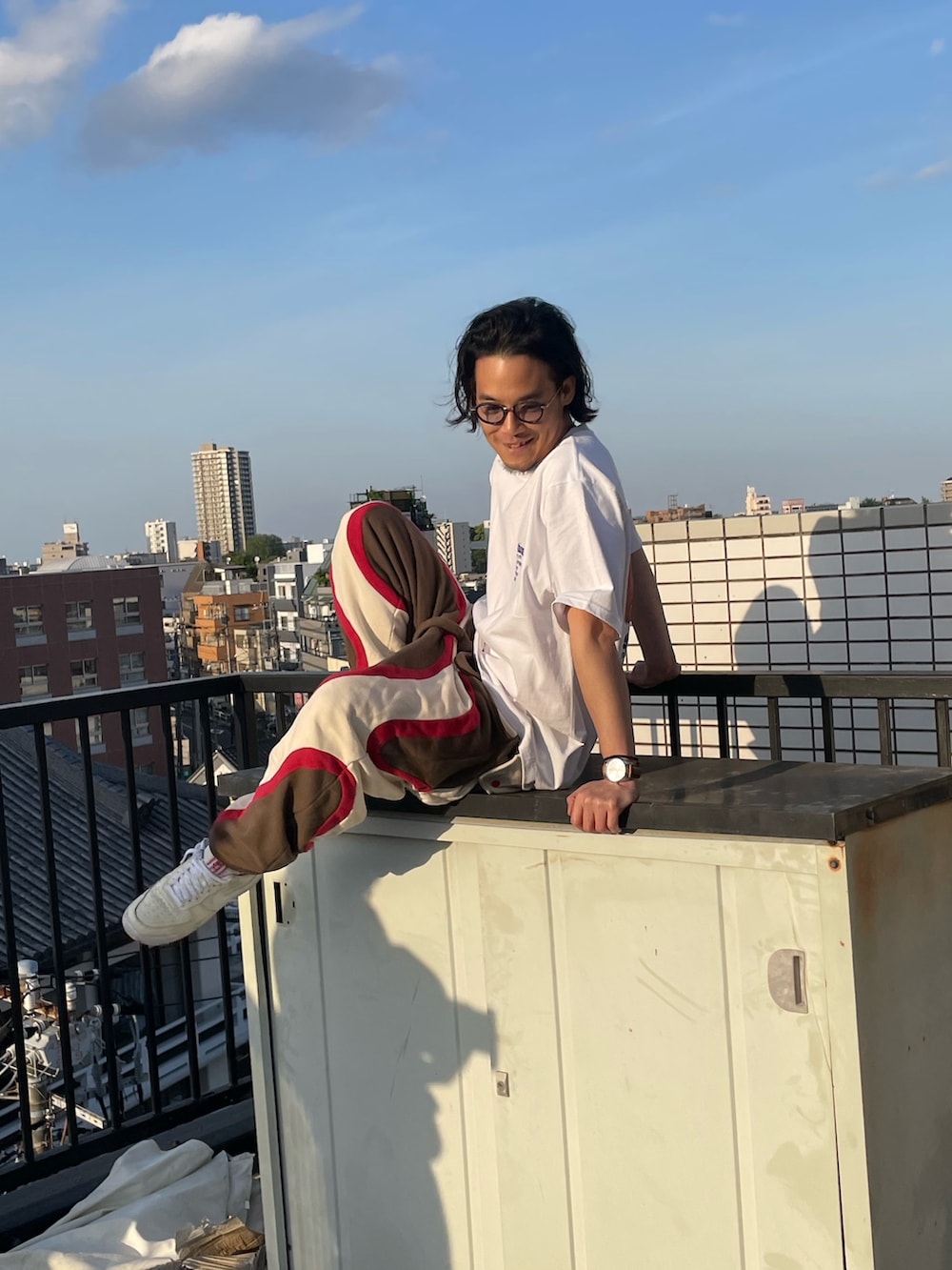 ブラウン系のスウェットパンツ、ベージュ系のスニーカー、ホワイト系のTシャツ/カットソーを着用したメンズの春コーディネートの3枚目の写真