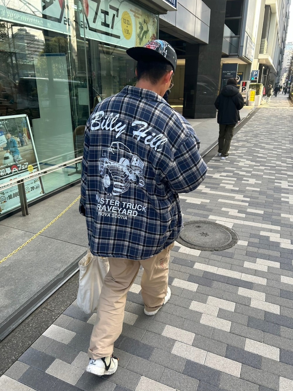 ブルー系のスウェット、ホワイト系のトートバッグ、ブルー系のその他アウターを着用したメンズの冬コーディネートの2枚目の写真