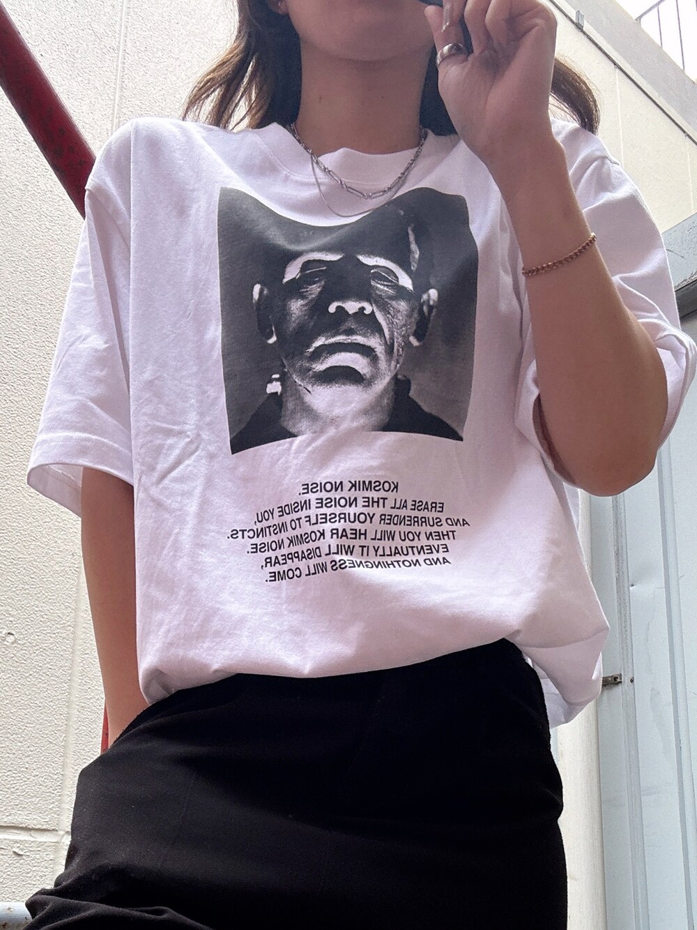 ホワイト系のTシャツ/カットソーを着用したレディースの夏コーディネートの2枚目の写真