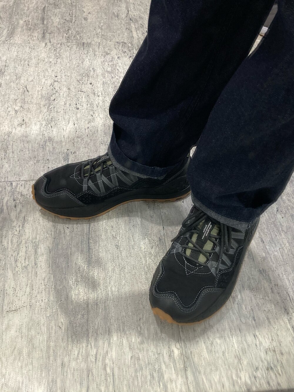 ブラック系のスニーカー、ホワイト系のスウェット、ブラック系のショルダーバッグを着用したメンズの冬コーディネートの2枚目の写真