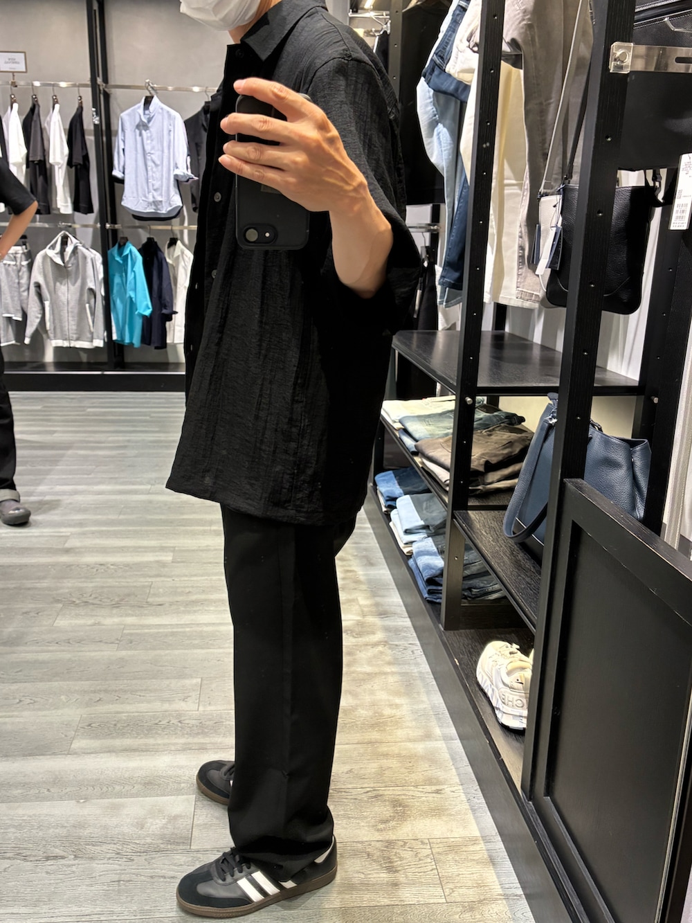 ブラック系のスニーカー、ブラック系のその他パンツ、ブラック系のTシャツ/カットソーを着用したメンズの夏コーディネートの3枚目の写真
