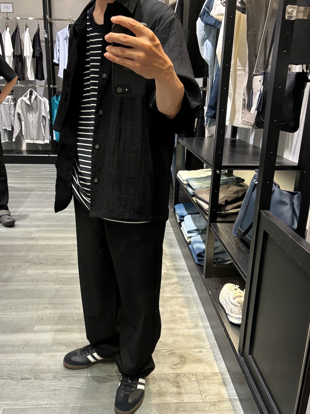 ブラック系のスニーカー、ブラック系のその他パンツ、ブラック系のTシャツ/カットソーを着用したメンズの夏コーディネートの2枚目の写真