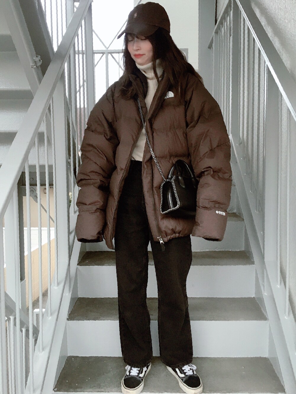 「キャップ、ダウンジャケット、THE NORTH FACE、タートルネックニット、タートルネック、デニム、秋冬コーデ、きれいめカジュアル、休日コーデ、大人かわいい、今日のコーデ、パンツコーデ、低身長コーデ、ニットコーデ、ブラウン」｜「POLO RALPH LAURENのコットン チノ ベースボール キャップ（キャップ、ブラウン系）」を使った、コマさんさん（レディース・154cm）の秋コーディネートの2枚目の写真