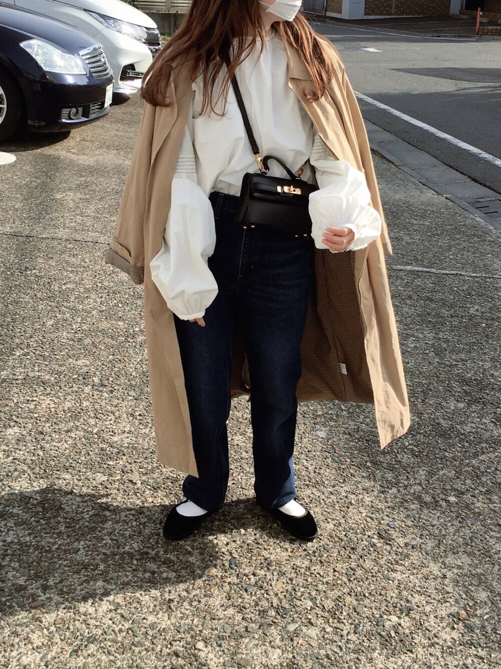「春アウター、ブラウス、ボリューム袖、デニム、デニムパンツ、バレエシューズ、ショルダーバッグ、シンプルコーデ、低身長、春コーデ、Levi's、リーバイス、リーバイス22ss、PR」|「Levi'sの70S HIGH スリムストレート SONOMA HILLS(デニムパンツ、ブルー系)」を使った、コマさんさん(レディース・154cm)の春コーディネートの2枚目の写真