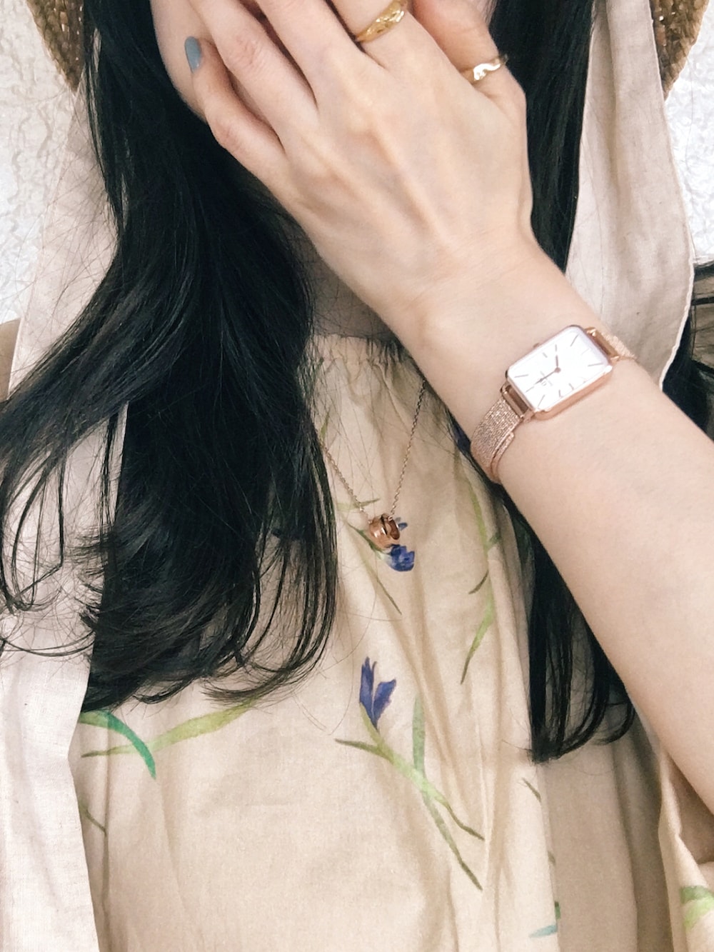 「腕時計、腕時計コーデ、ネックレス、ワンピース、花柄ワンピース、ロングワンピース、ワンピーススタイル、ボリューム袖、ラフィアハット、帽子、ゆるコーデ、オトナカジュアル、Daniel Wellington、ダニエルウェリントン」｜「Daniel WellingtonのQUADRO PRESSED MELROSE（アナログ腕時計、ホワイト系）」を使った、コマさんさん（レディース・154cm）の春コーディネートの2枚目の写真