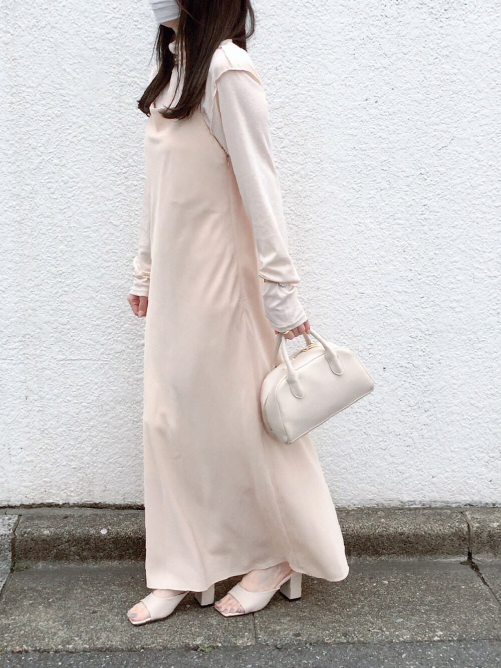 ホワイト系のTシャツ/カットソー、ベージュ系のワンピース、ベージュ系のサンダルを着用したレディースの春コーディネートの3枚目の写真