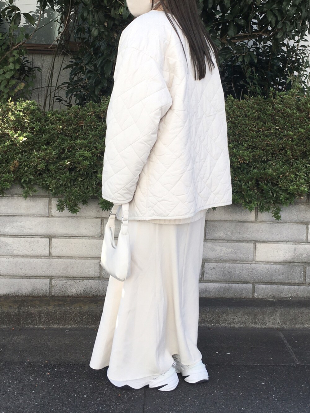 ホワイト系のその他アウター、ホワイト系のニット/セーター、ホワイト系のスカートを着用したレディースの秋コーディネートの2枚目の写真